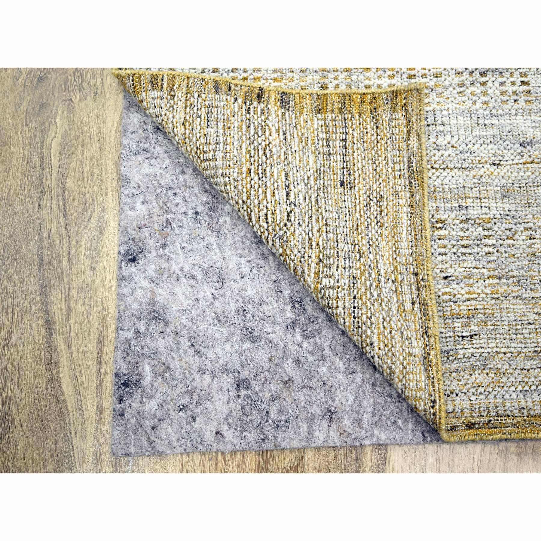 Moderno Tappeto Runner in pura lana bianco e oro annodato a mano con disegno di erba ossidata 2'7 