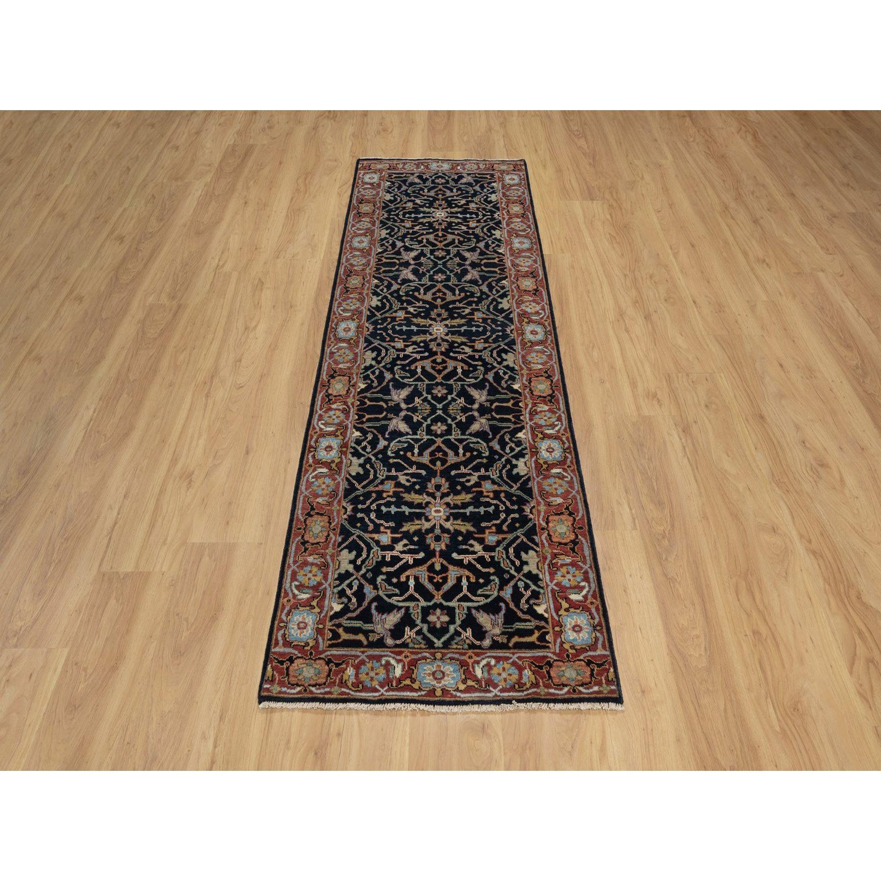 Midnight Blue, Antiqued Fine Heriz Re-Creation with All Over Vines Design, Hand Knotted, Hand Spun New Zealand Wool, Vegetable Dyes, Runner, Oriental Rug
Matières premières : Laine
Latex : Pas de poils 
hauteur : 0,25 pouces
Style :