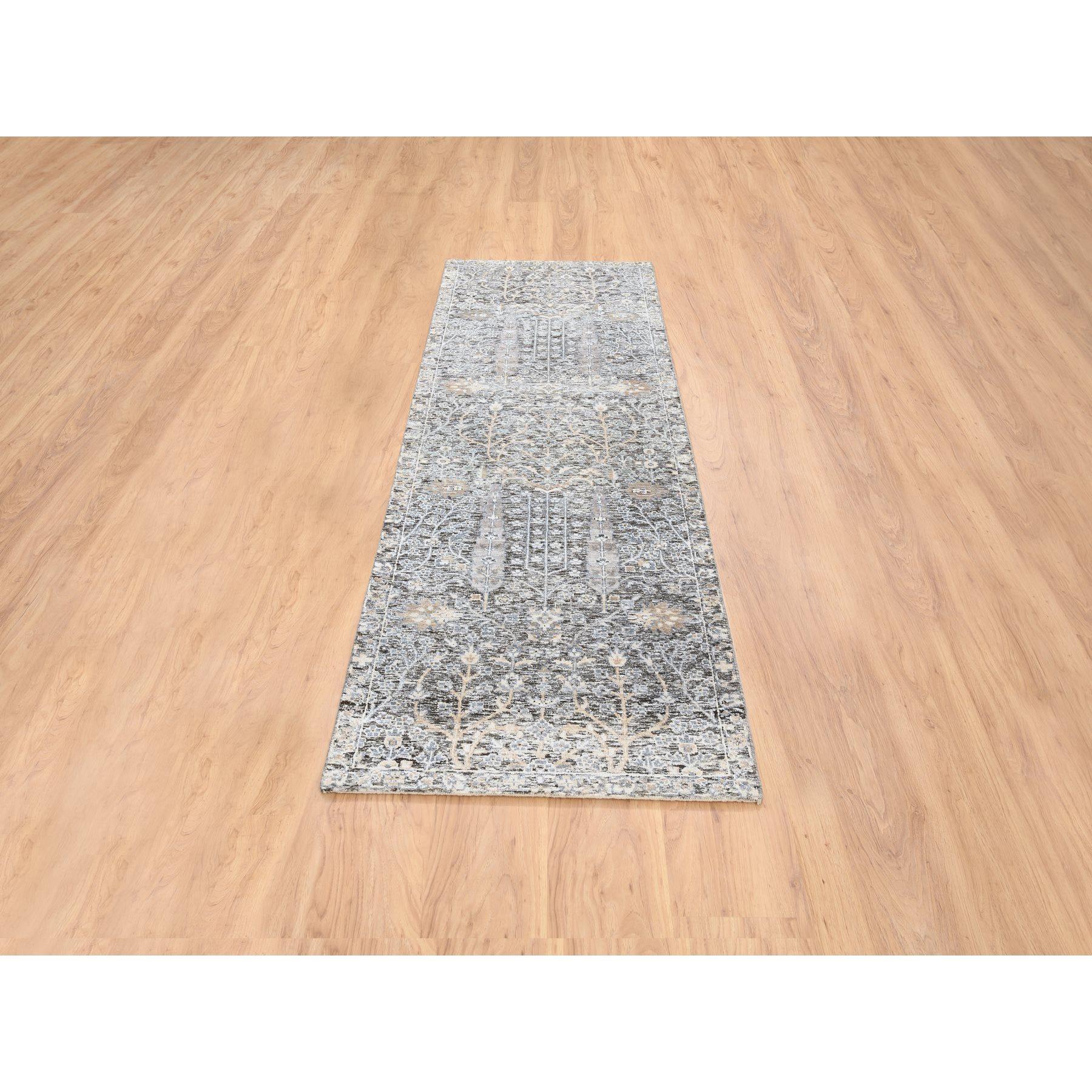 Il s'agit d'un véritable tapis d'Orient, unique en son genre, noir et argent, avec un design de saule et de cyprès, en soie et laine texturée, noué à la main. Il a été noué pendant des mois et des mois selon des techniques de tissage séculaires par