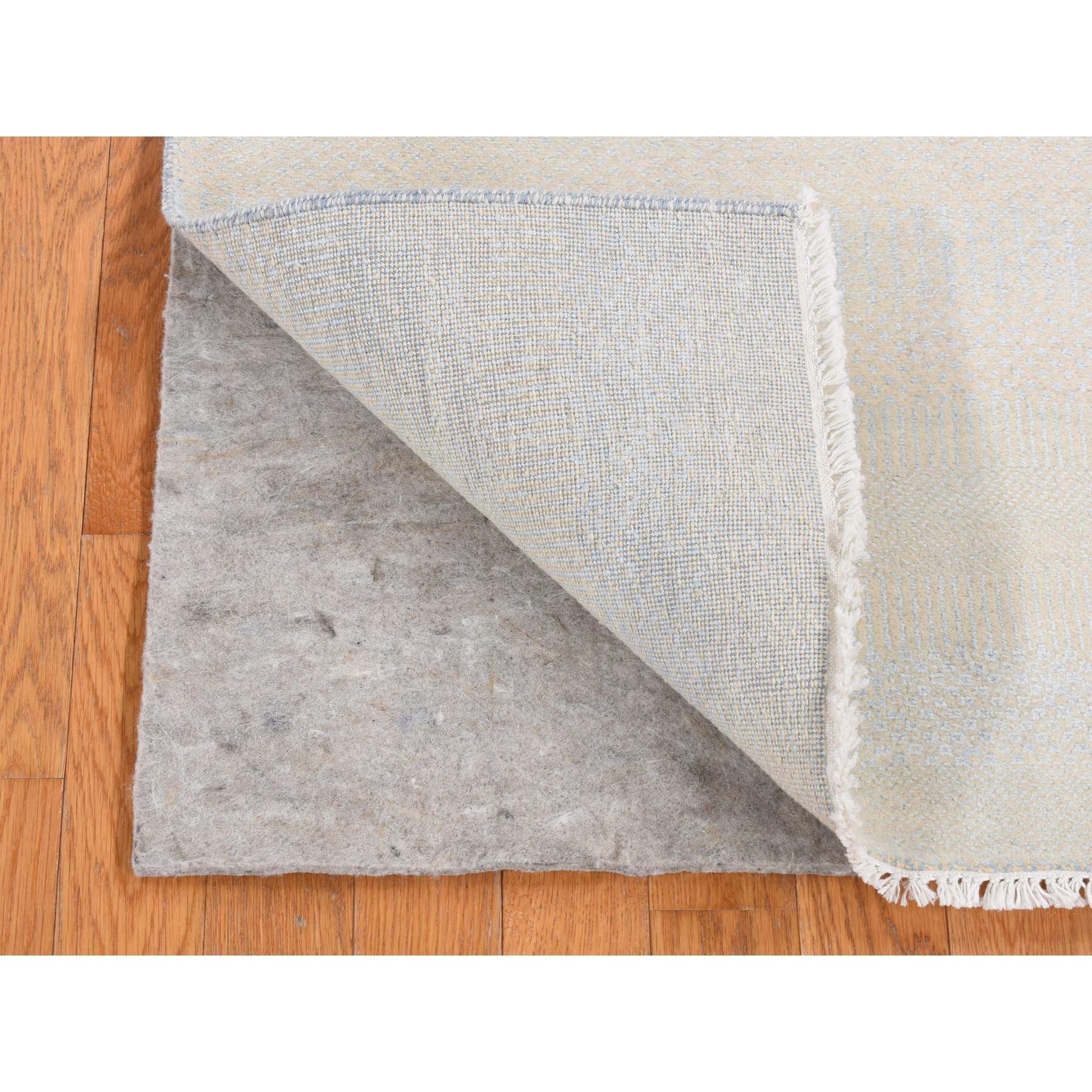 Colore crema, Gabbeh con disegno dell'erba, Lana e seta, Annodato a mano, Runner Oriental Rugs
Materiali primari: Lana e seta
Lattice: No Pile 
altezza: 0,25 pollici
Stile: Di transizione
Colore primario: Avorio
Colori secondari: Azzurro
Modello: