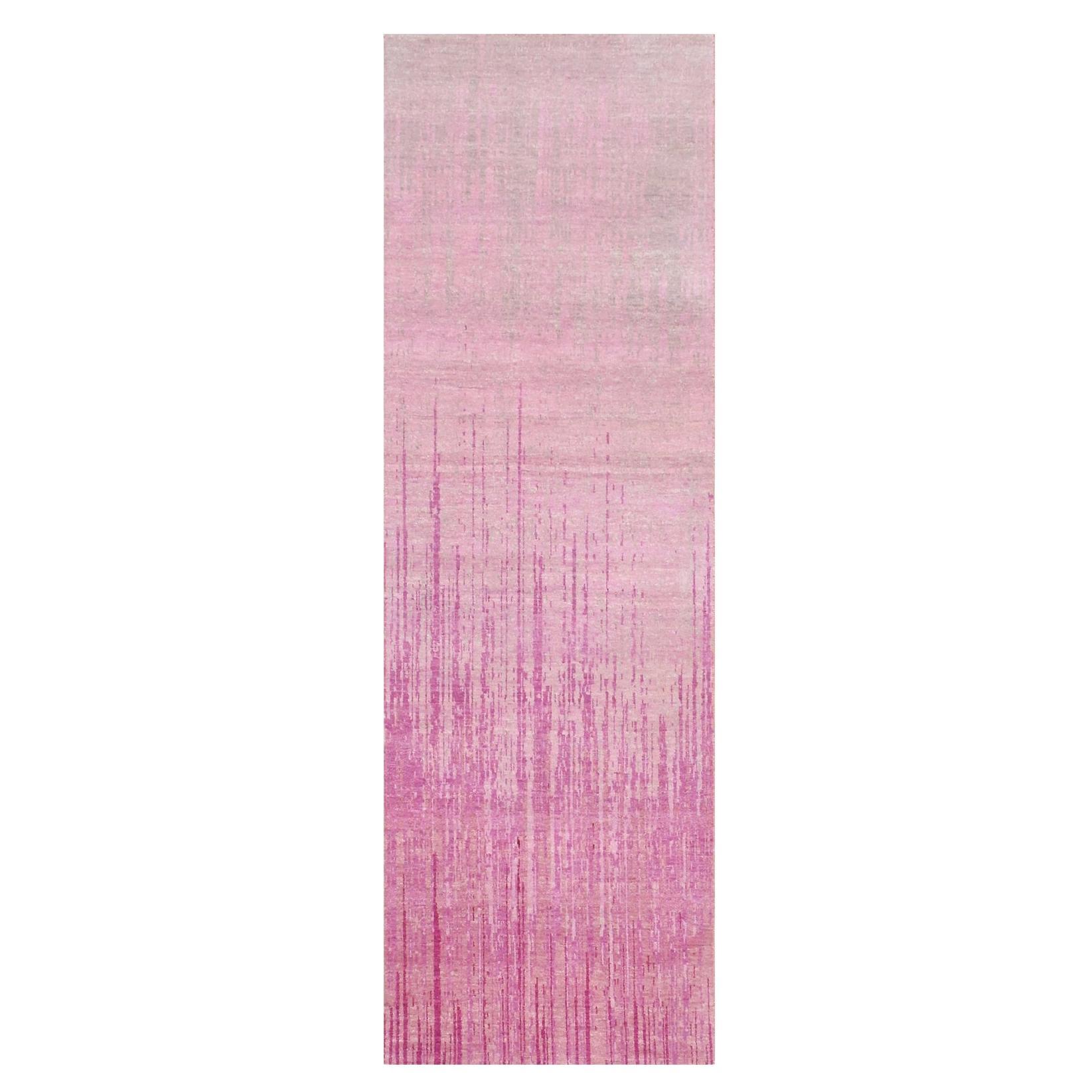 2
7 "x8
4" Tapis de course en laine naturelle, noué à la main, à motifs verticaux et ombrés, de couleur rose