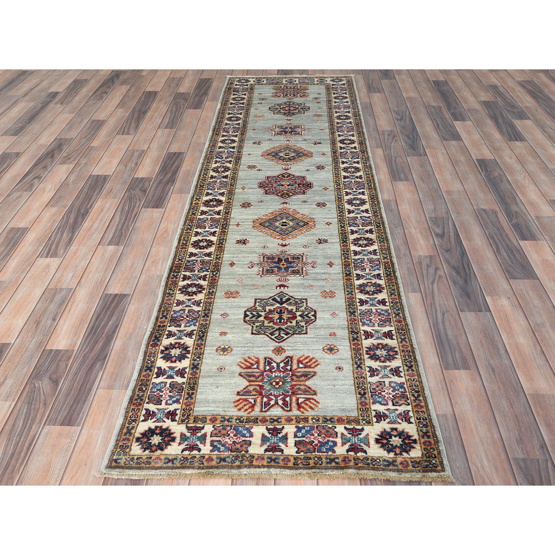 Aschgrau, weiche Wolle handgeknüpft, afghanischer Super Kazak mit geometrischen Medaillons, Naturfarben dicht gewebt, Läufer Orientteppich
Primäre MATERIALIEN: Wolle
Latex: Kein Flor 
Höhe: 0,25 Zoll
Stil: Traditionell
Grundfarbe: