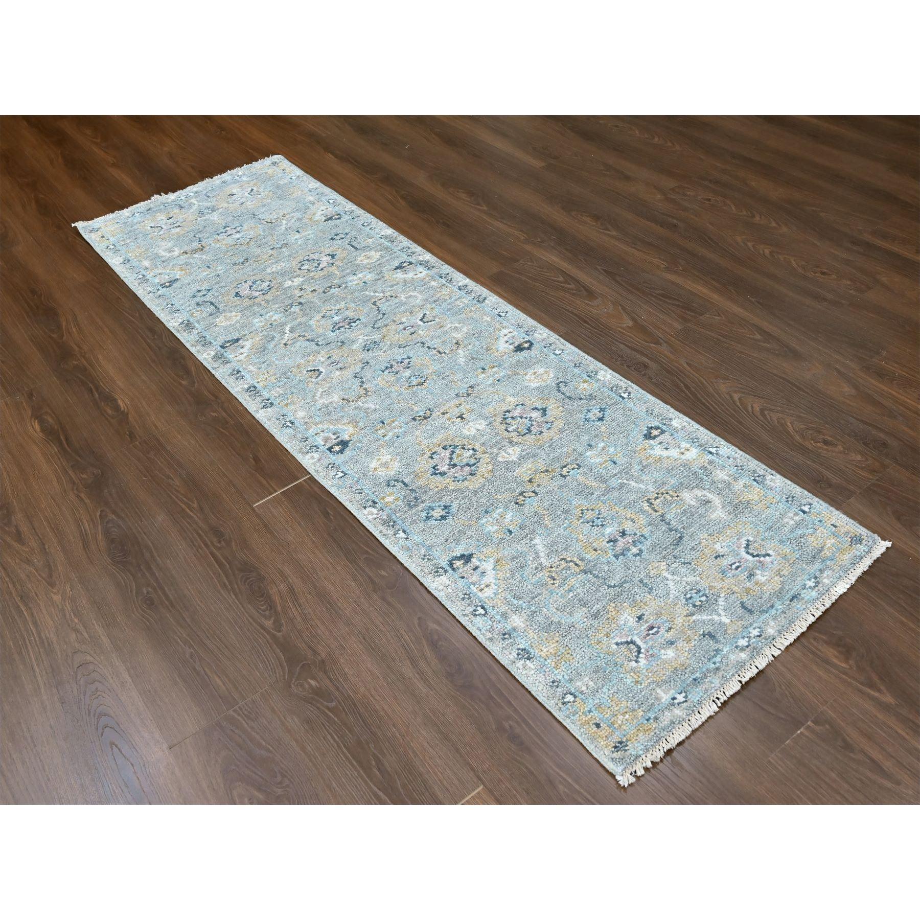 Grigio fossile, Collezione Supple, Design Oushak, Annodato a mano, Lussuoso e soffice, Pura lana, Pile morbido, Tono su tono, Tinture vegetali, Runner, Tappeto orientale
Materiali primari: Lana
Lattice: No Pile 
altezza: 0,25 pollici
Stile: Di