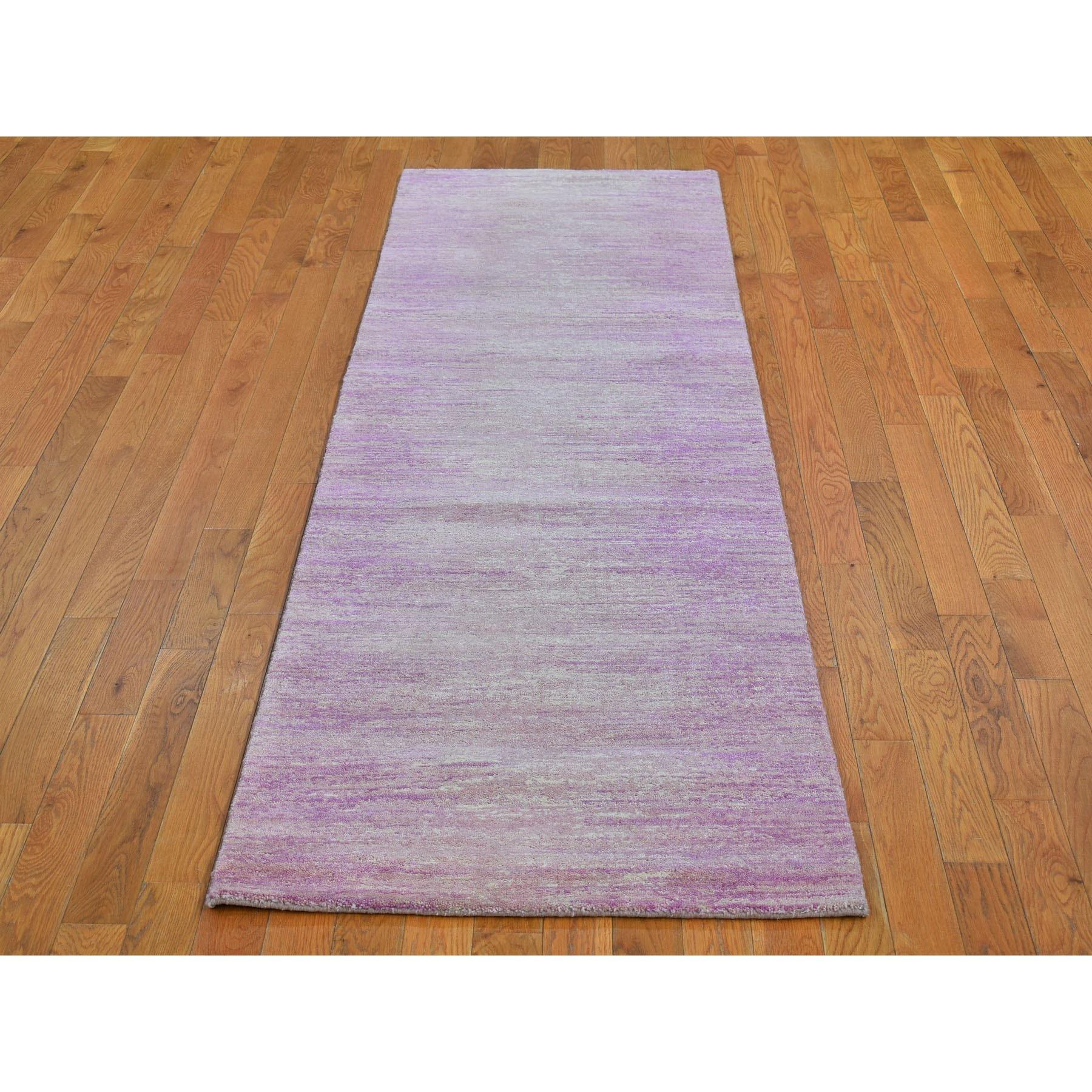 Il s'agit d'un véritable tapis d'Orient épais et pelucheux en laine organique rose à motifs horizontaux noués à la main. Il a été tissé pendant des mois et des mois selon les techniques séculaires de l'artisanat persan par des artisans