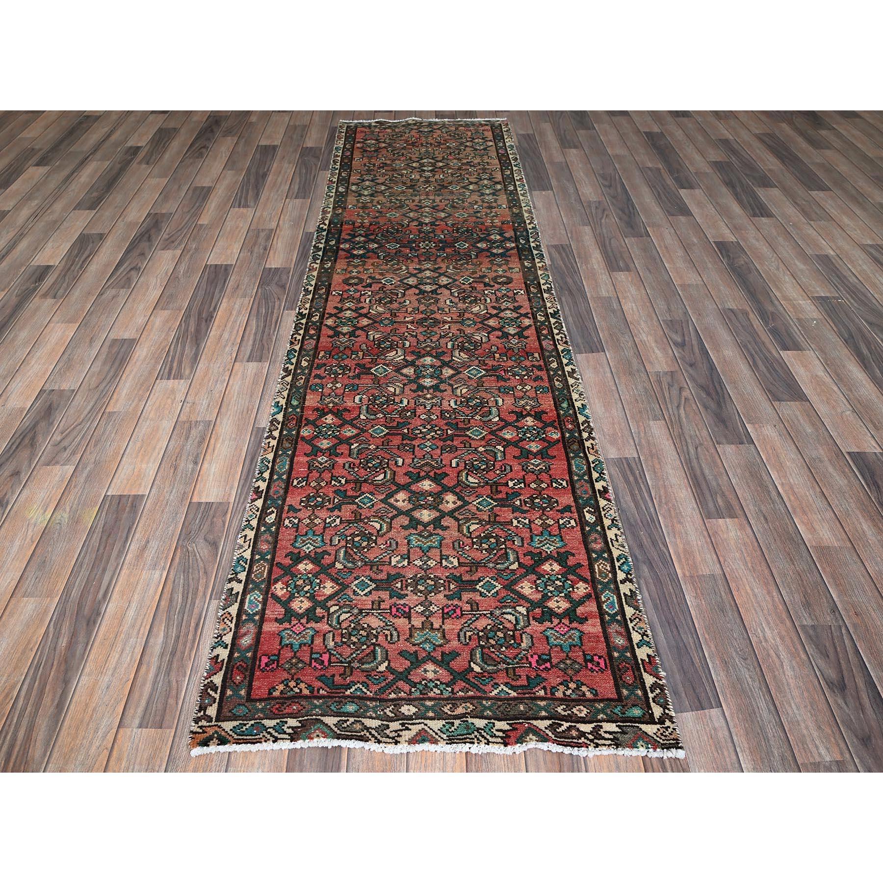 Blush Red, Vintage Persian Hamadan with All Over Fish Design, Sheared Low, Zero Pile, Sides and End Professionally Secured, Clean, Hand Knotted, Pure Wool, Narrow Runner, Oriental Rug
Matières premières : Laine
Latex : Pas de poils 
hauteur : 0,25