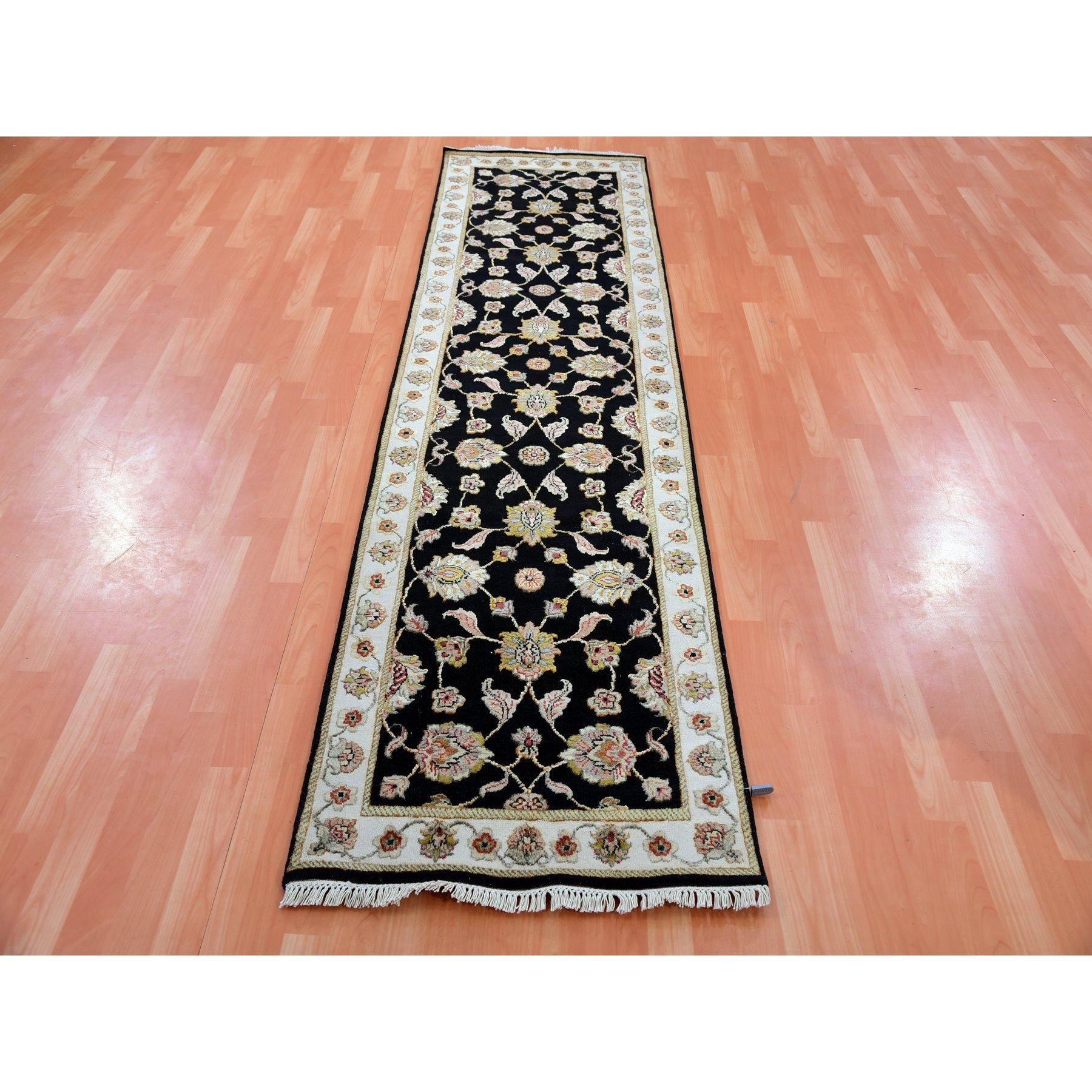 Il s'agit d'un véritable tapis d'Orient en laine et soie, noué à la main, de style Rajasthan Design/One. Il a été noué pendant des mois et des mois selon des techniques de tissage séculaires par des artisans experts.
Matériaux primaires : Laine et