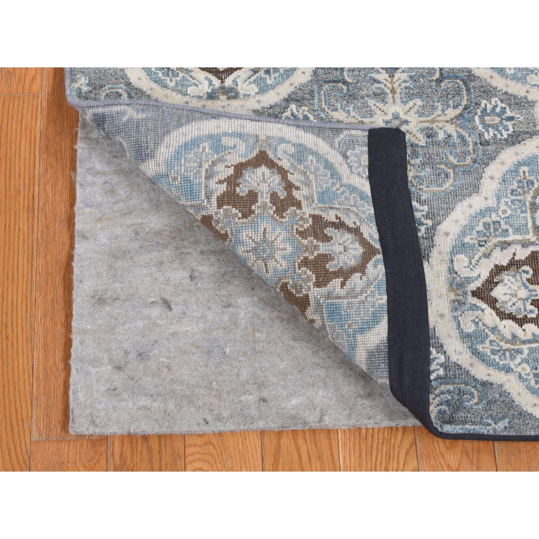 Grigio cenere, disegno a rosette di ispirazione Mughal, seta con lana strutturata, annodato a mano, tappeto orientale Runner
Materiali primari: Lana e seta
Lattice: No Pile 
altezza: 0,25 pollici
Stile: Di transizione
Colore primario: Grigio
Colori