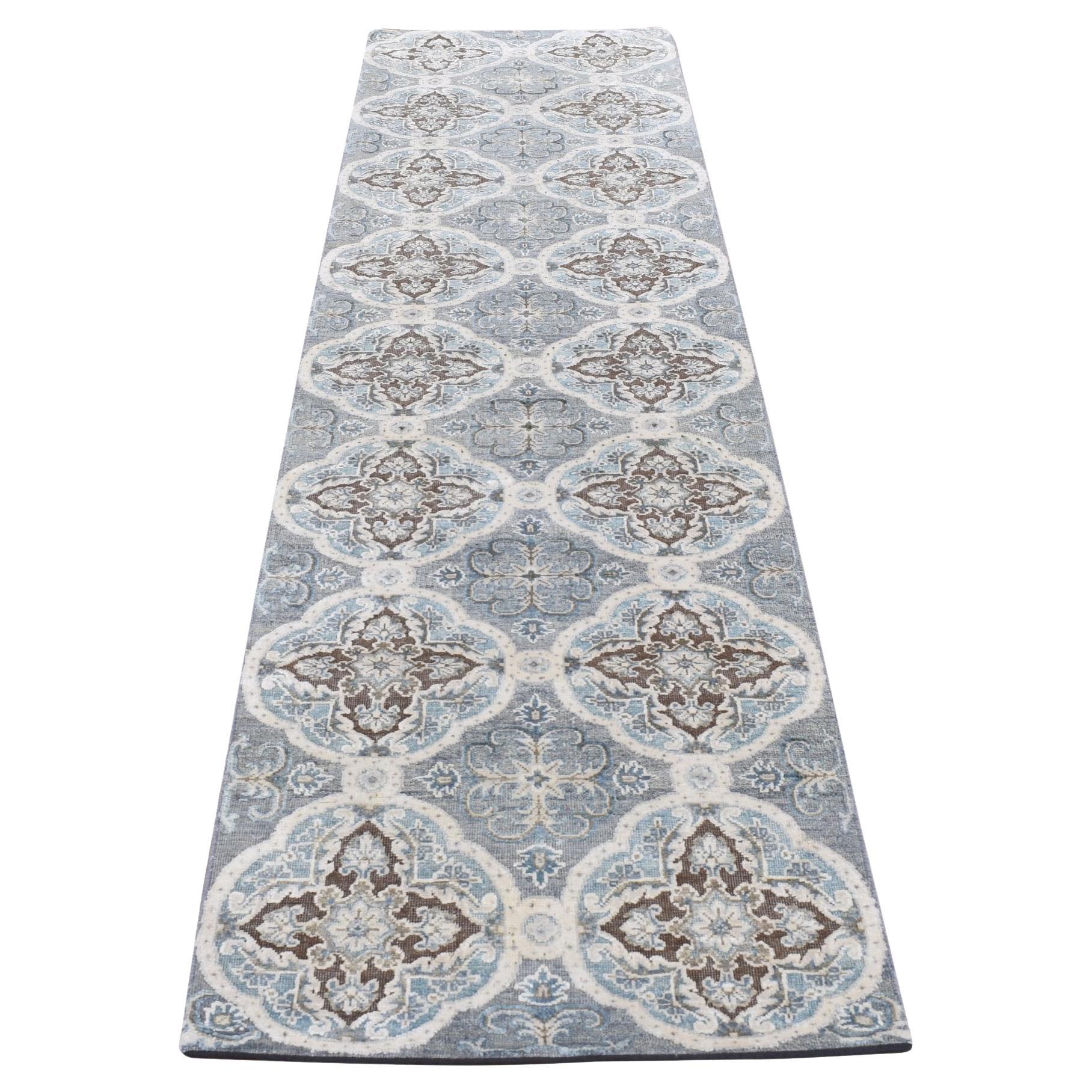 2'7 "x9'10" grigio di ispirazione Mughal Rosette in seta e lana annodato a mano Runner Rugs in vendita