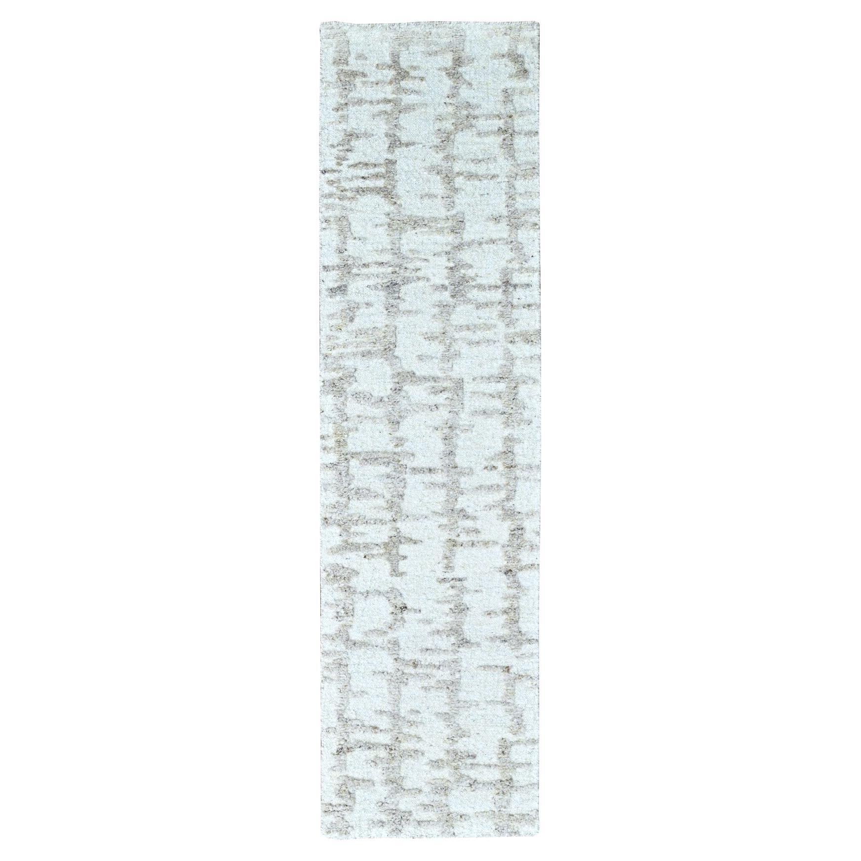 Tappeto Runner in Lana 2'7 "x9'10" Avorio Annodato a Mano dal Design Svedese Minimalista in vendita
