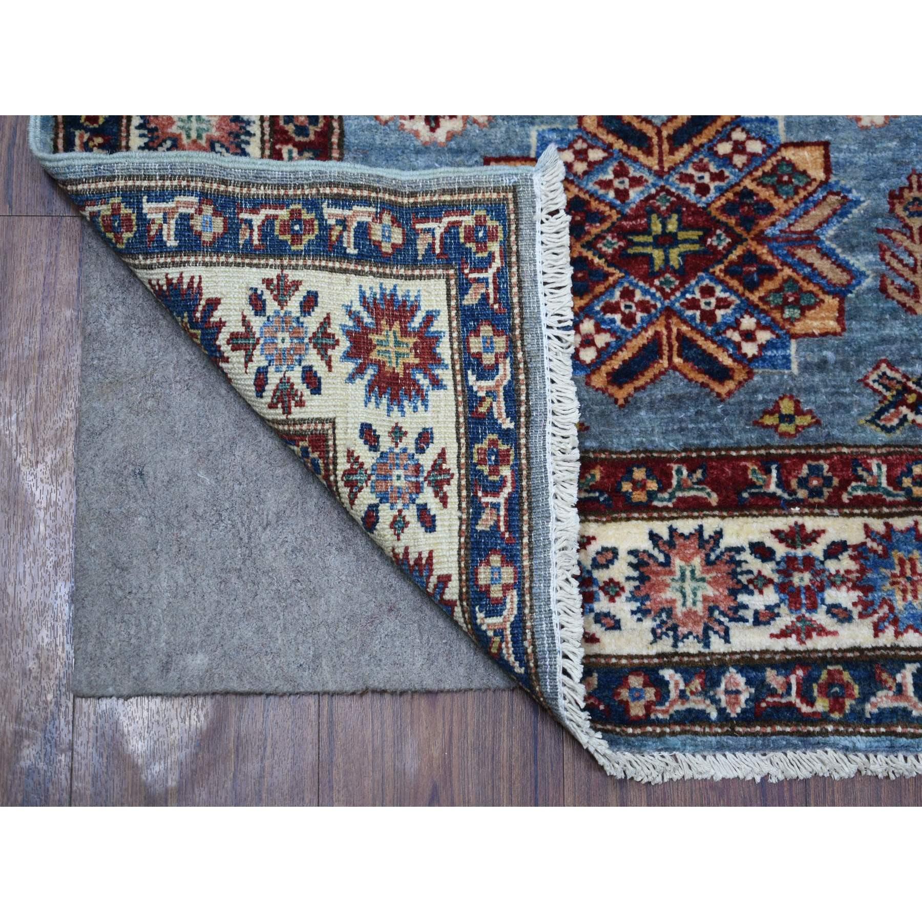 Dies ist eine wirklich echte one-of-a-kind Hellblau, natürliche Farbstoffe afghanischen Super Kazak mit geometrischen Medaillon-Design handgeknüpft reiner Wolle Orientteppich. Es wurde monatelang in jahrhundertealten Webtechniken von erfahrenen