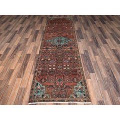 2'7" x 9'2" – Roter, handgeknüpfter Vintage-Läufer aus reiner Wolle im zoroastrischen Bakhtiar-Stil