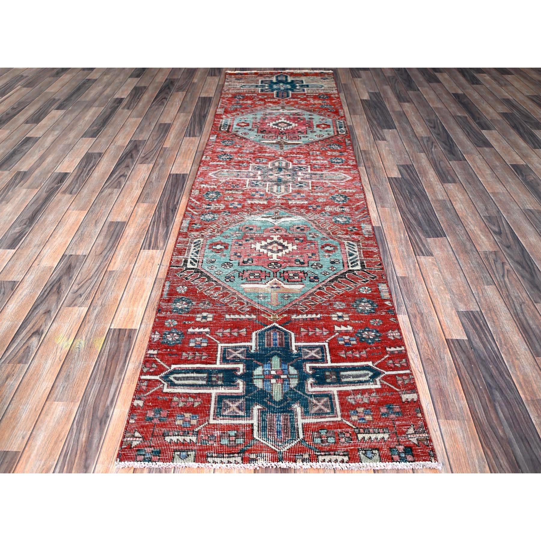 Ajax Rot, Vintage Nordwest Persisch mit großen Medaillons Design, rasiert, Null Flor, beschädigt, Abrasion, Seiten und Enden professionell gesichert, handgeknüpft, reine Wolle, Läufer, Orientteppich
Primäre MATERIALIEN: Wolle
Latex: Kein Flor 
Höhe: