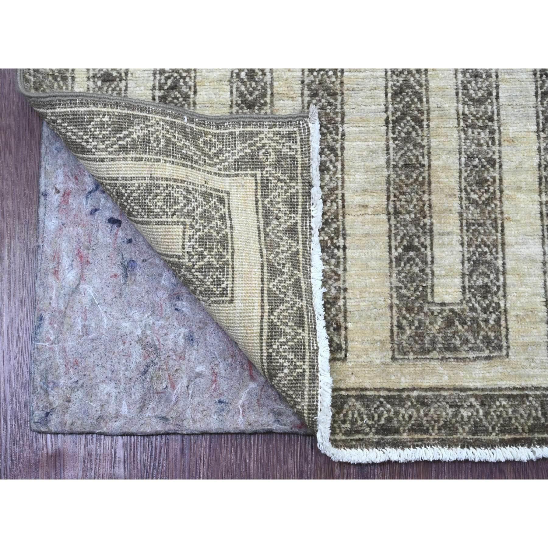 Zedernbraun, Marokkanischer Berbereinfluss mit Labyrinthmuster, Geometrisches Muster, Dichtere Webart, Hochgebirgswolle, Handgeknüpft, Läufer, Orientteppich
Primäre MATERIALIEN: Wolle
Latex: Kein Flor 
Höhe: 0,25 Zoll
Stil: Traditionell
Grundfarbe: