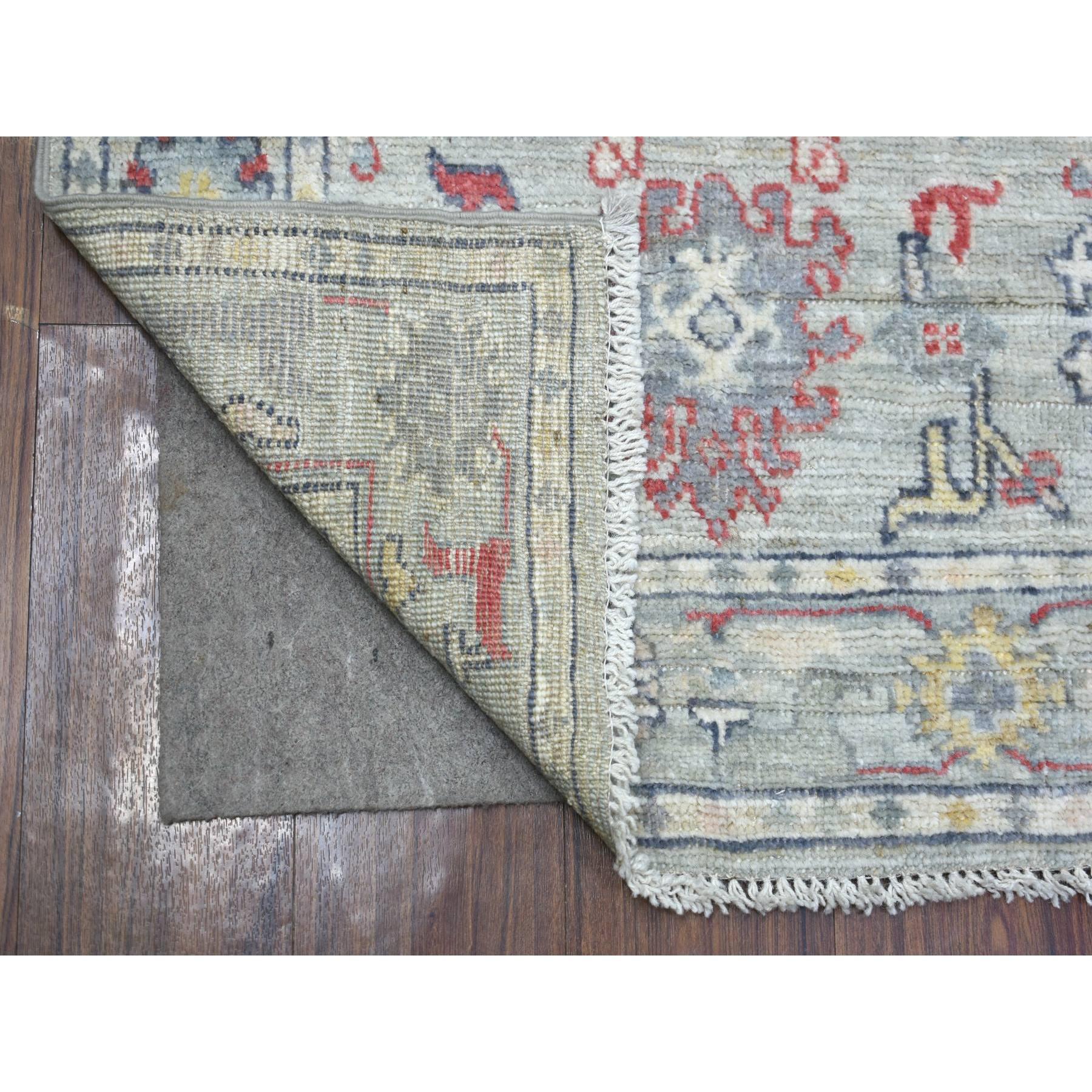 Il s'agit d'un véritable tapis d'Orient, unique en son genre, de couleur gris clair, avec un design All Over Angora Oushak, teintures naturelles, laine afghane, noué à la main. Il a été noué pendant des mois et des mois selon des techniques de