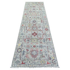 2'7"x9'5" Gris clair à motifs intégraux Angora Oushak tapis de couloir en laine noué à la main