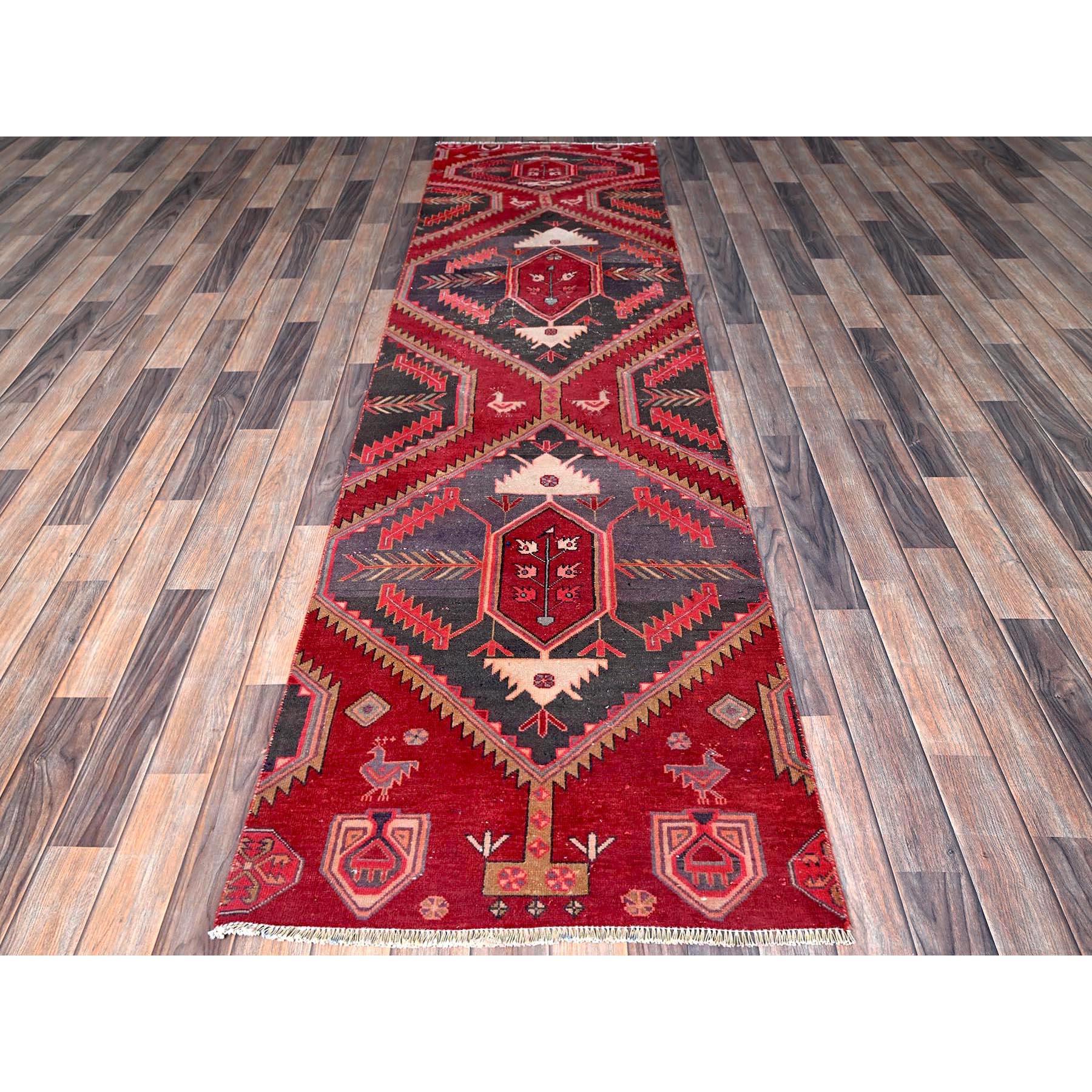 Karminrot, Vintage Persisch Hamadan mit gezacktem geometrischem Design, Vogelfiguren, 100% Wolle, handgeknüpft, dünn geschnitten, kein Flor, Seiten und Enden professionell gesichert, guter Zustand, schmaler Läufer, Orientteppich
Primäre MATERIALIEN: