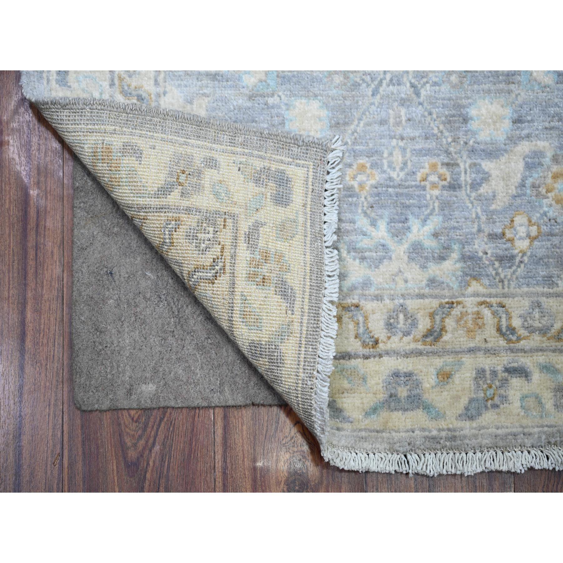 Ägäisblau, Feiner Peshawar mit Allover-Design, Natürliche Farbstoffe, Extra weiche Wolle, Handgeknüpft, Läufer Orientteppich
Primäre MATERIALIEN: Wolle
Latex: Kein Flor 
Höhe: 0,25 Zoll
Stil: Transitional
Grundfarbe: Blau
Sekundäre Farben: Grau,