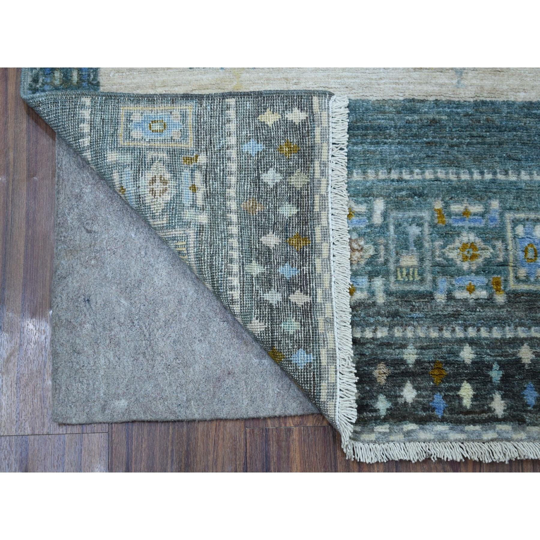 Dies ist eine wirklich echte one-of-a-kind Light Blue Folk Art Kashkuli Gabbeh natürliche Wolle handgeknüpft ethnischen Läufer Teppich. Es wurde monatelang von erfahrenen Kunsthandwerkern in jahrhundertealten Webtechniken geknüpft.
Primäre