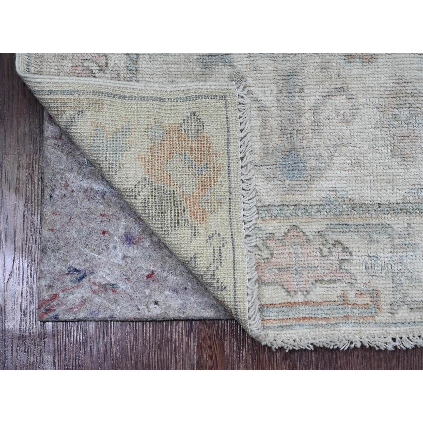 Perlweiß, Afghanischer Angora Oushak mit All-Over-Muster, Handgeknüpft, Veggie-Farben, 100% Wolle, Läufer, Orientteppich
Primäre MATERIALIEN: Wolle
Latex: Kein Flor 
Höhe: 0,25 Zoll
Stil: Transitional
Grundfarbe: Elfenbein
Sekundäre Farben: Blau,