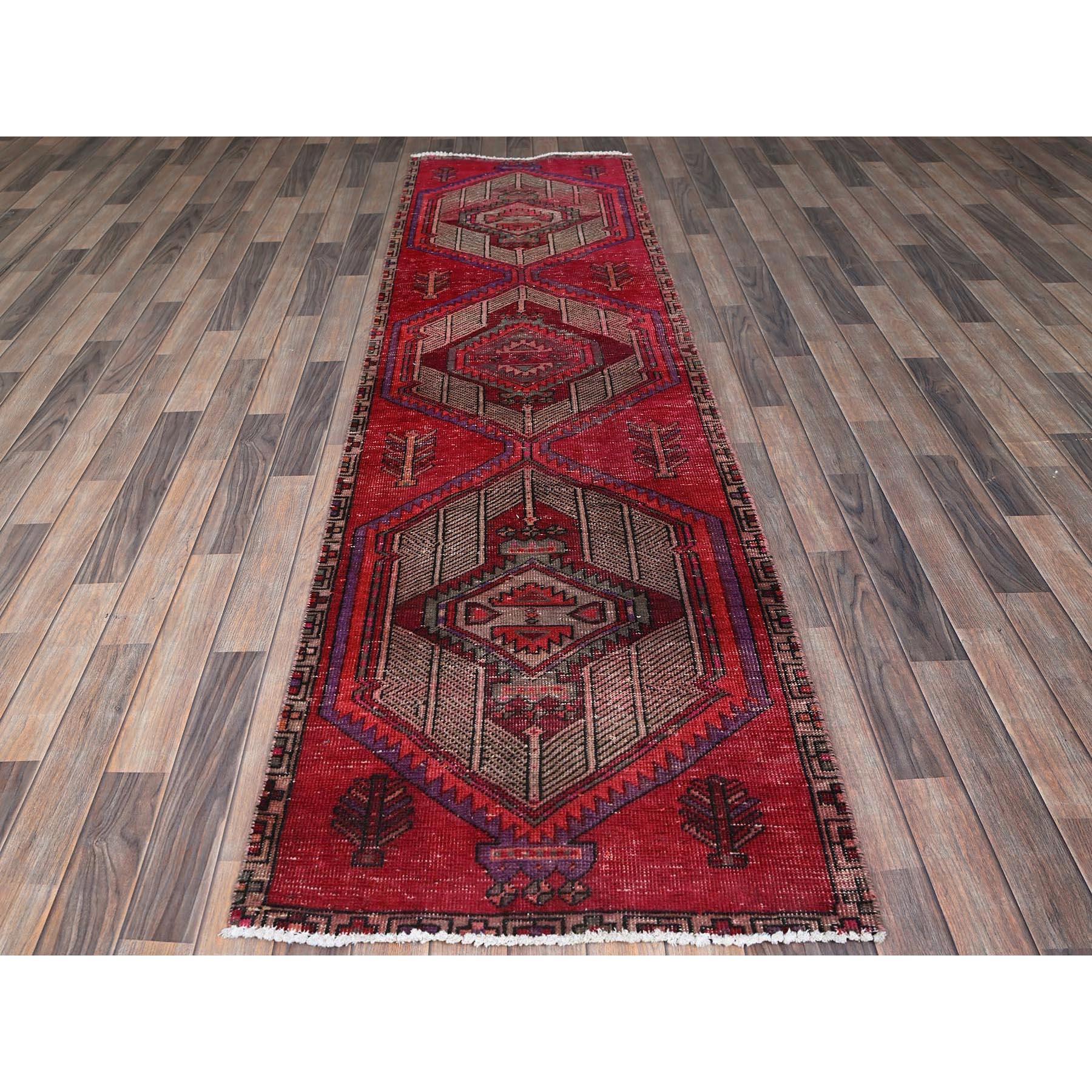 Beerenrot, gefärbter Vintage Perser Serab mit geometrischem Medaillon-Design, niedrig rasiert, kein Flor, Seiten und Enden professionell gesichert, handgeknüpft, reine Wolle, Läufer, Orientteppich
Primäre MATERIALIEN: Wolle
Latex: Kein Flor 
Höhe:
