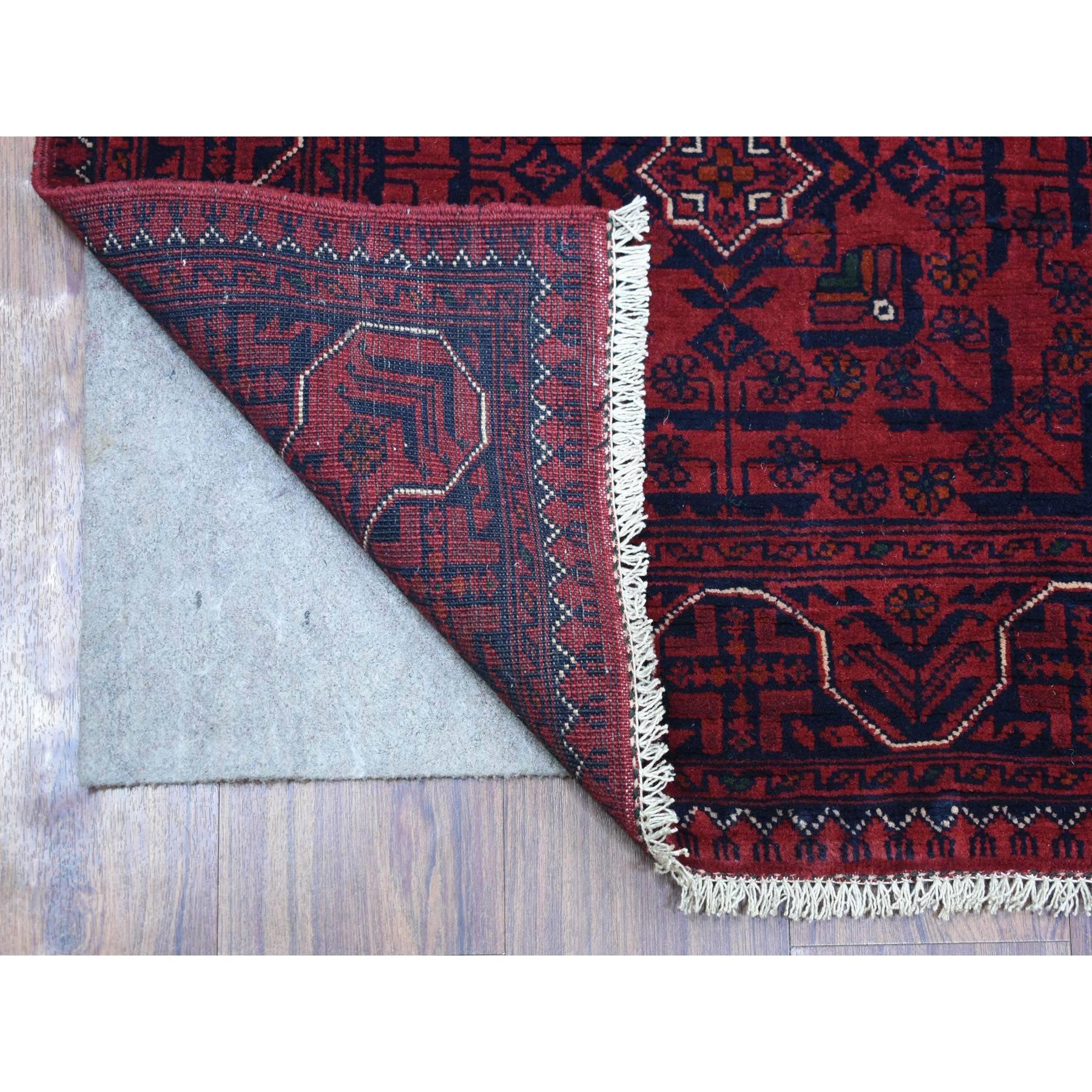 Dies ist eine wirklich echte one-of-a-kind Deep And Saturated Red, handgeknüpft afghanischen Khamyab mit geometrischen Design, samtig Wolle, Läufer Orientteppich. Es wurde monatelang in jahrhundertealten Webtechniken von erfahrenen Webern