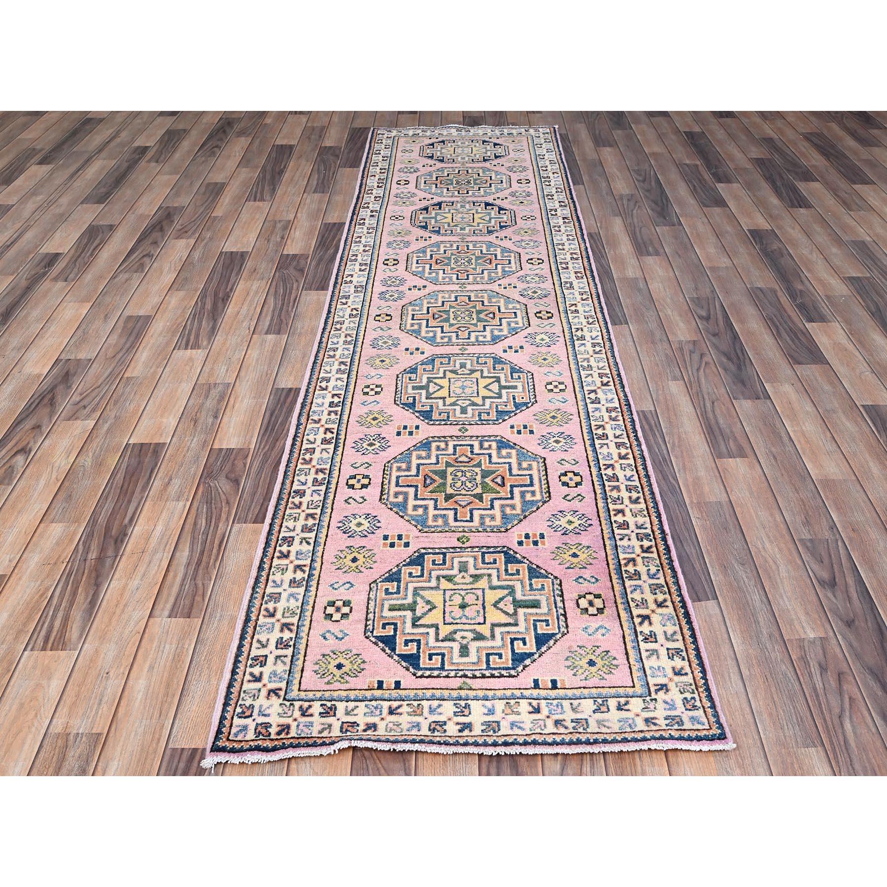 Ésta es una auténtica alfombra oriental kazaka, anudada a mano, de pura lana. Ha sido anudada durante meses y meses con técnicas artesanales de tejido centenarias por expertos artesanos.
Materiales primarios: Lana
Látex: Sin pelo 
altura: 0,25