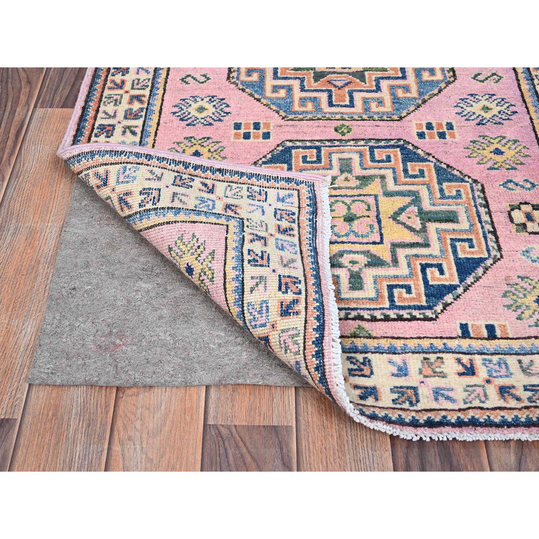 Alfombra Oriental de Lana Anudada a Mano con Medallones Geométricos Kazak Rosa 2'7 