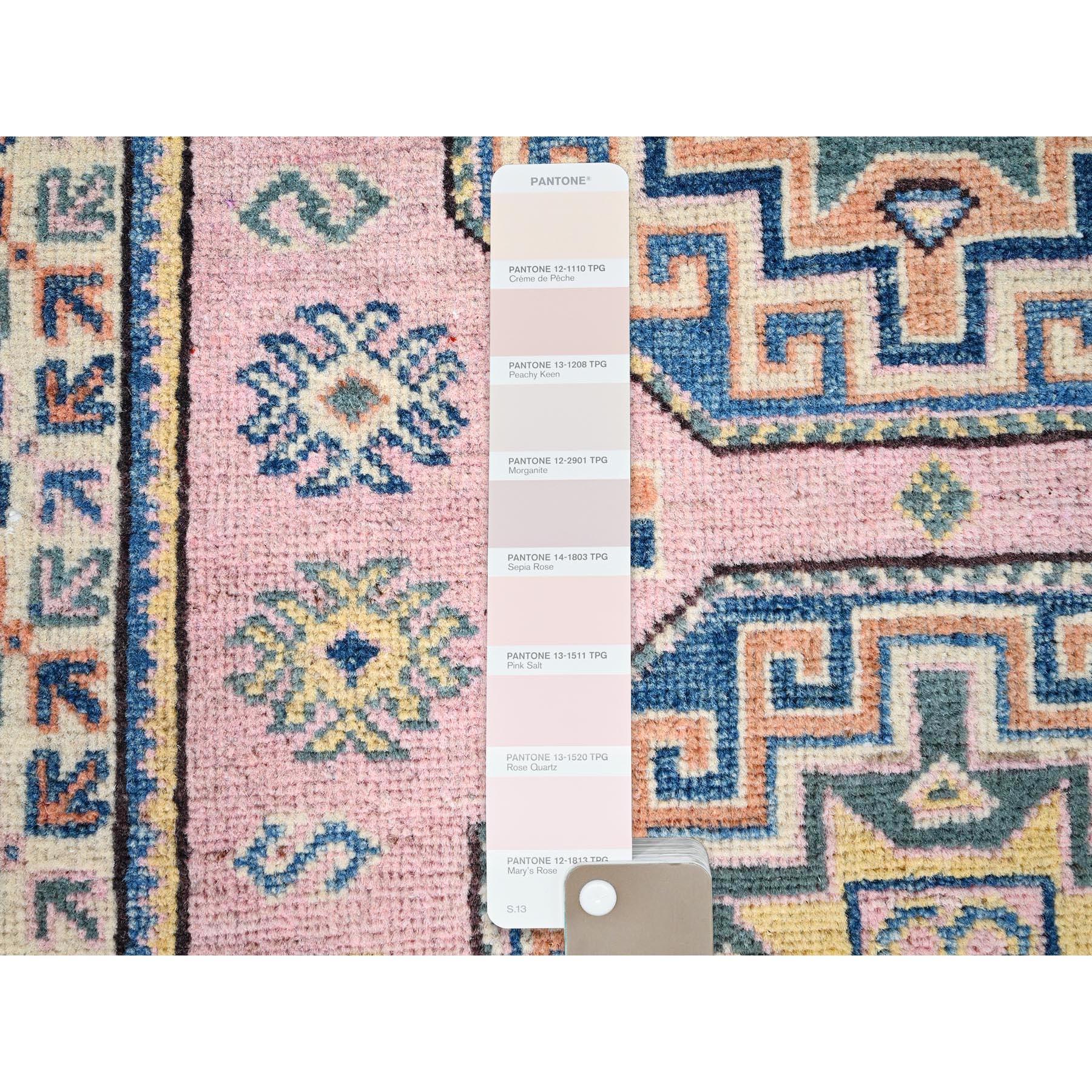 Alfombra Oriental de Lana Anudada a Mano con Medallones Geométricos Kazak Rosa 2'7 