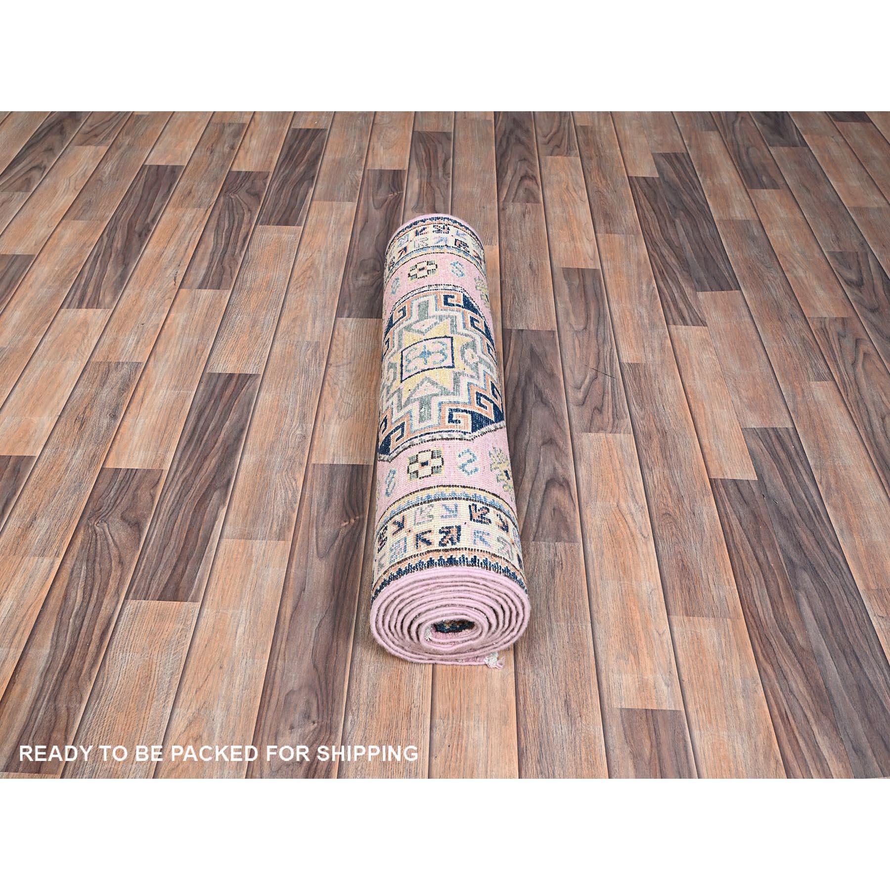Alfombra Oriental de Lana Anudada a Mano con Medallones Geométricos Kazak Rosa 2'7 
