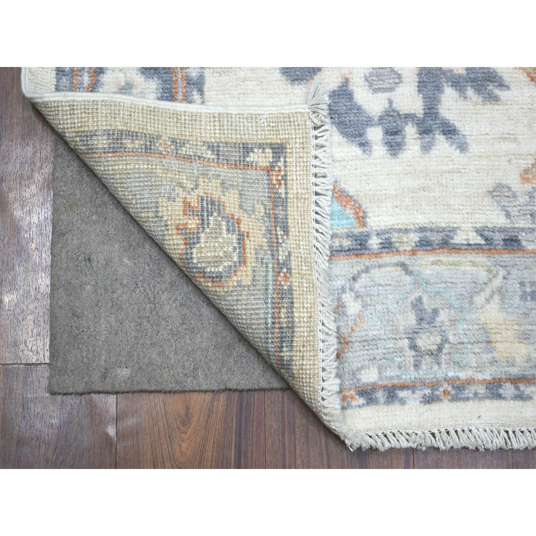 Elfenbein, Handgeknüpft, Afghan Angora Oushak All Over Design, Natürliche Farbstoffe, Reine Wolle, Läufer Orientteppich
Primäre MATERIALIEN: Wolle
Latex: Kein Flor 
Höhe: 0,25 Zoll
Stil: Transitional
Grundfarbe: Elfenbein
Sekundäre Farben: Gelb,