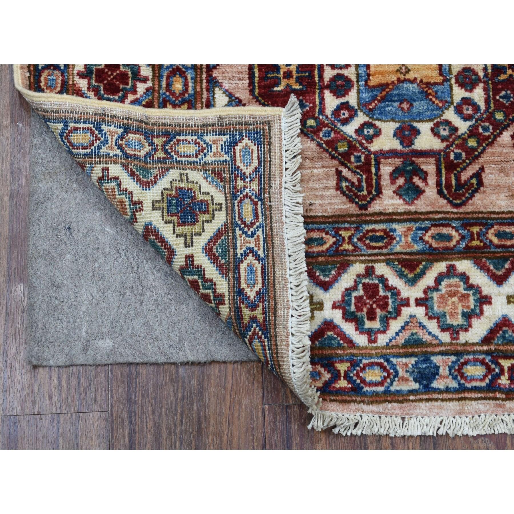 Dies ist eine wirklich echte one-of-a-kind Super Kazak mit Tribal Medaillons Design Hellbraun Reine Wolle Hand geknüpft orientalischen Läufer Teppich. Es wurde monatelang von erfahrenen Kunsthandwerkern in jahrhundertealten Webtechniken