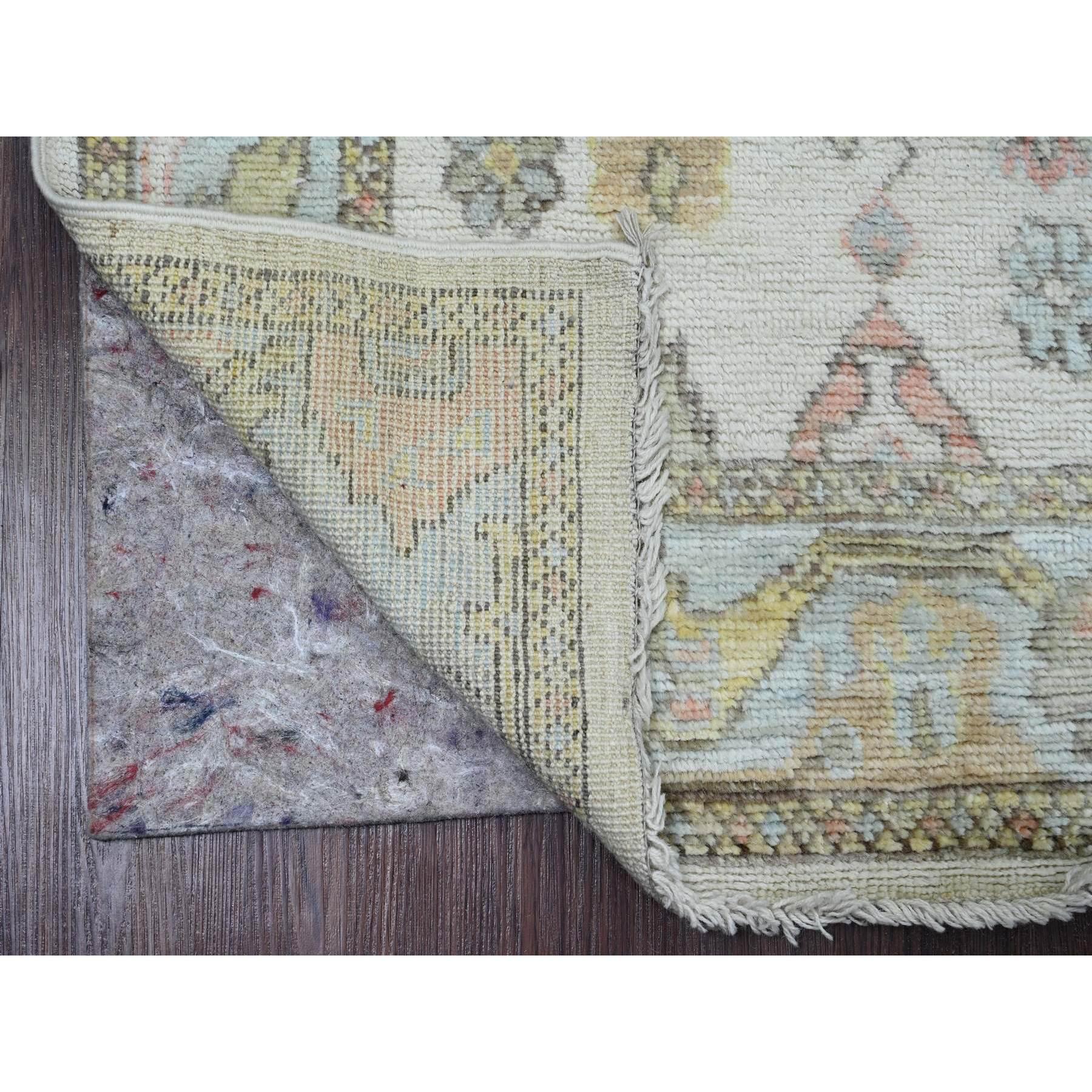 Chiffon Weiß, 100% Wolle, Handgeknüpft, Afghanischer Angora Oushak mit geometrischem Blattmuster, Pflanzenfarben, Läufer, Orientteppich
Primäre MATERIALIEN: Wolle
Latex: Kein Flor 
Höhe: 0,25 Zoll
Stil: Transitional
Grundfarbe: Elfenbein
Sekundäre
