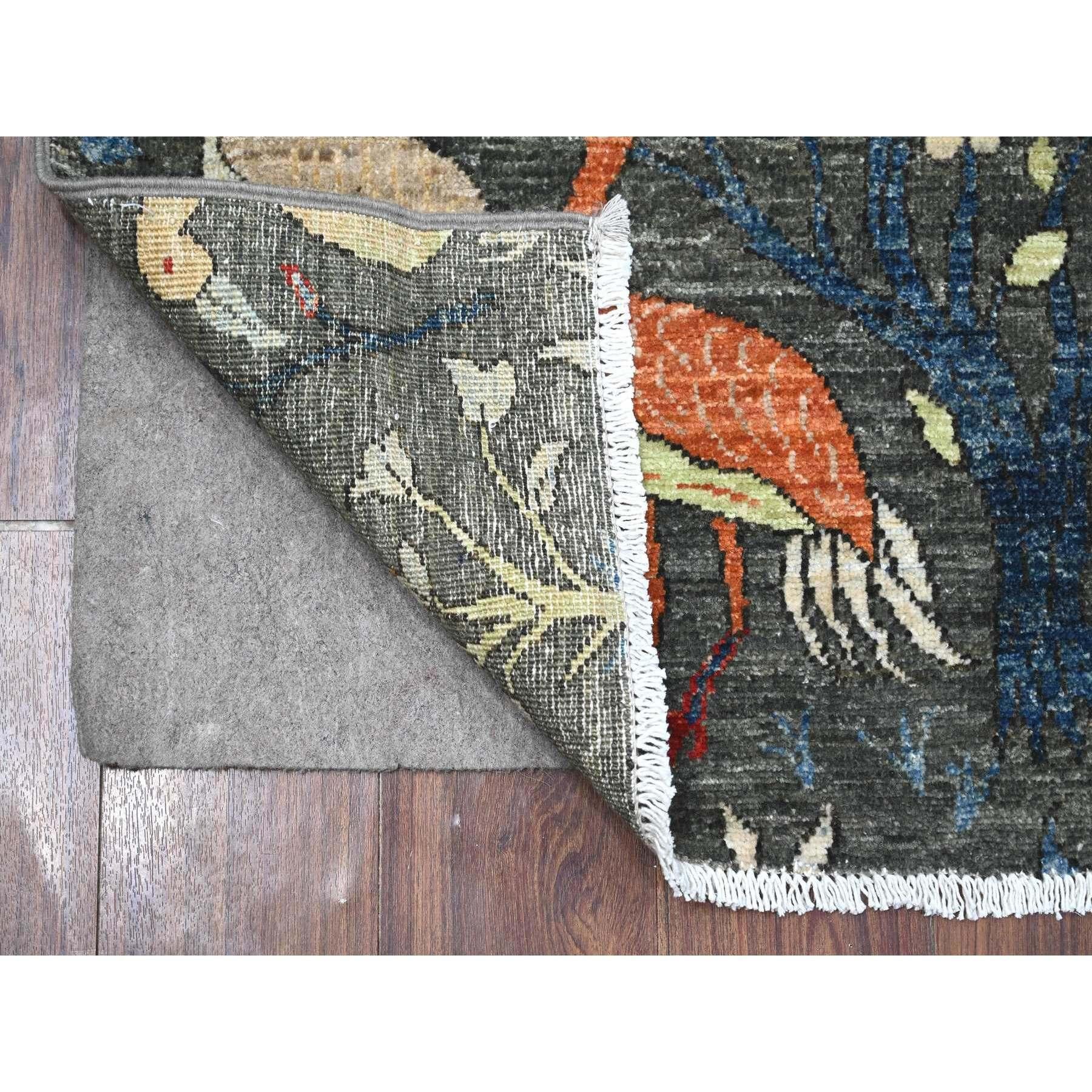 Il s'agit d'un véritable tapis d'Orient afghan Peshawar à motifs d'oiseaux de paradis, noué à la main, en pure laine. Il a été noué pendant des mois et des mois selon des techniques de tissage séculaires par des artisans experts.
Matières premières