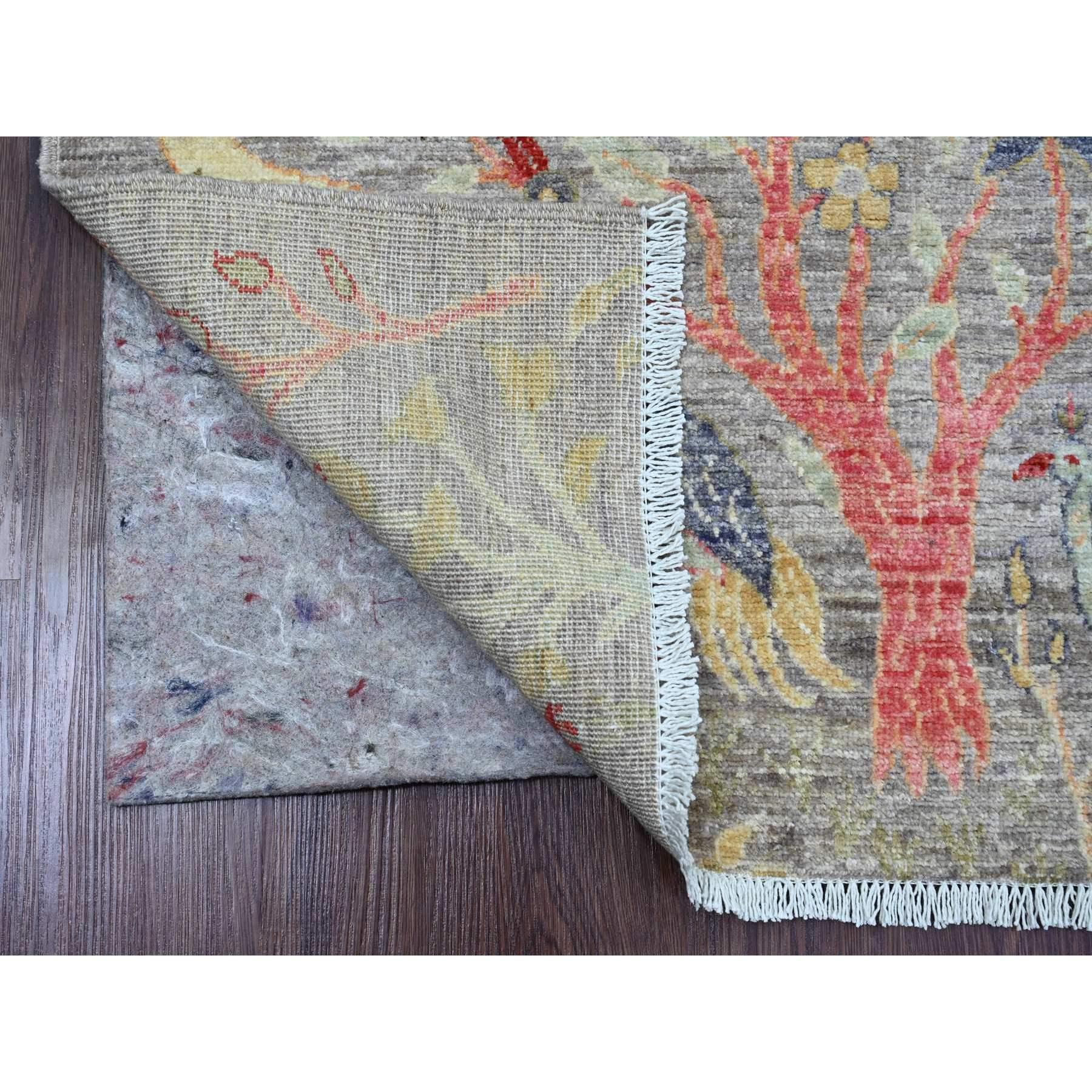 Gris nuage, Afghan Peshawar avec motifs d'oiseaux de paradis, pure laine, noué à la main, teintures végétales, chemin de table, tapis d'Orient
Matériaux primaires : Wool\N- Wool\N- Wool\N- Wool\N- Wool\N
Latex : Pas de poils 
hauteur : 0,25