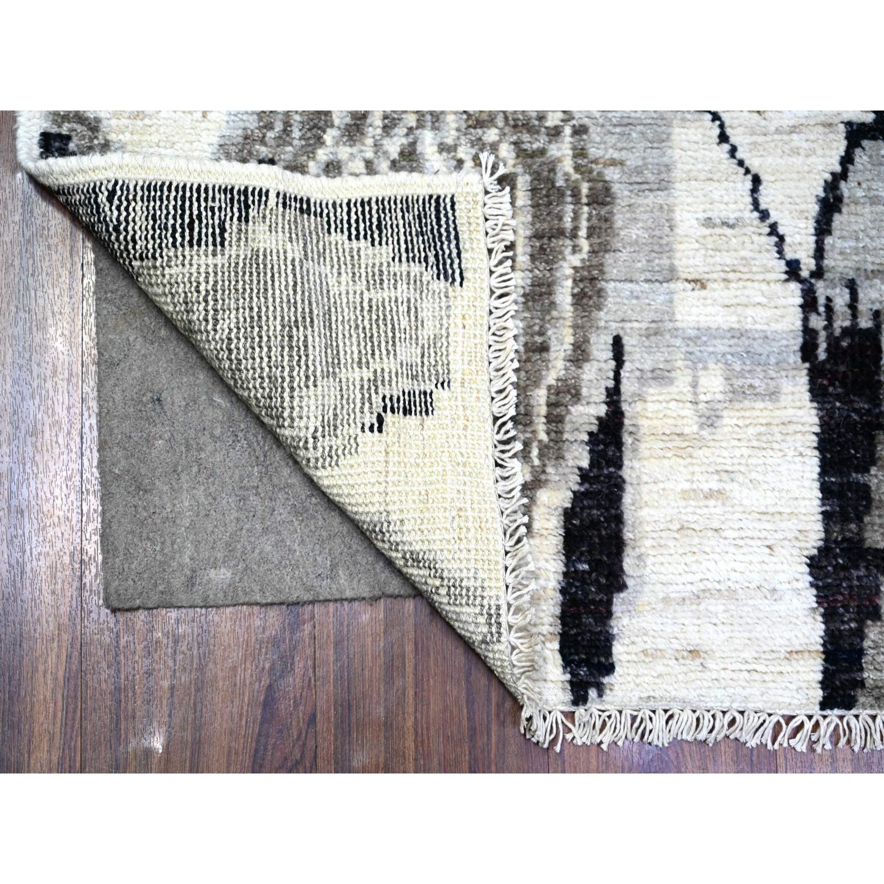 Dies ist eine wirklich echte one-of-a-kind Elfenbein, Boujaad marokkanischen Berber Design Pflanzenfarben, Bio-Wolle handgeknüpft, Läufer Orientteppich. Es wurde monatelang von erfahrenen Kunsthandwerkern in jahrhundertealten Webtechniken