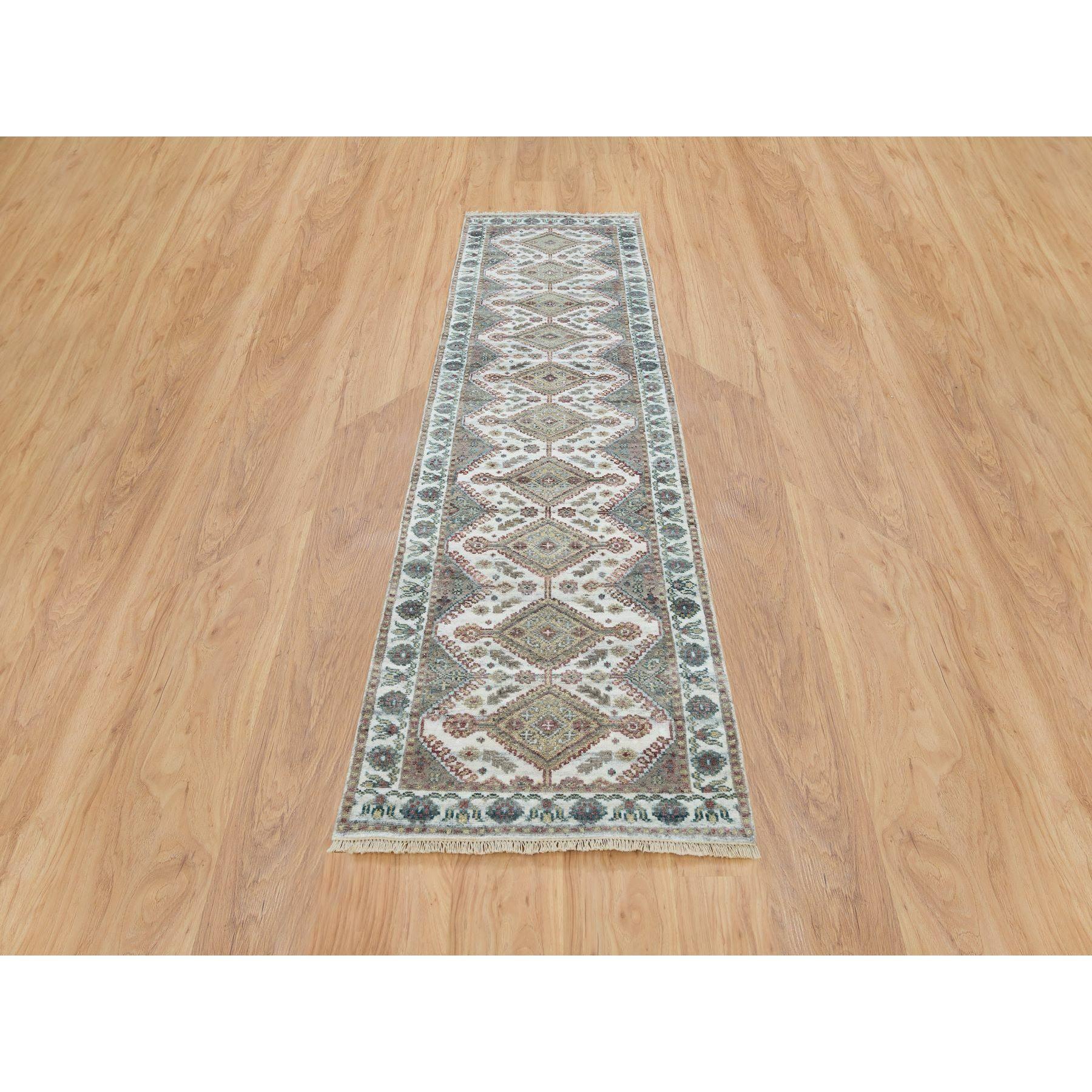 Dies ist eine wirklich echte one-of-a-kind Hand geknüpft Shiraz Reimagined einzigartige Blume Rosetten Border Design, Oriental Rug. Es wurde monatelang von erfahrenen Kunsthandwerkern in jahrhundertealten Webtechniken geknüpft. Primäre MATERIALIEN: