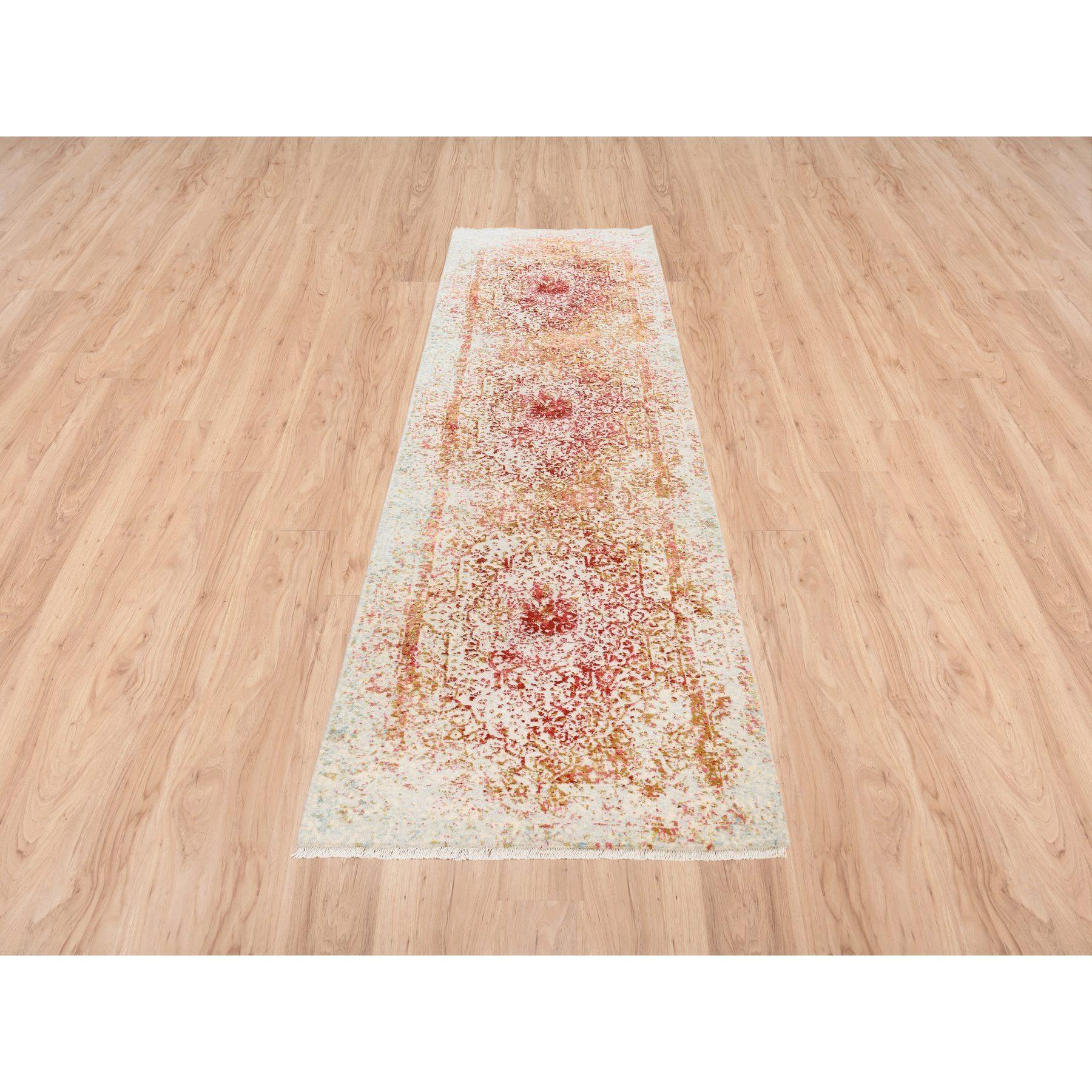 Il s'agit d'un véritable tapis de course persan à motif de médaillon effacé, en laine et soie pure, noué à la main, de couleur rose. Il a été noué pendant des mois et des mois selon des techniques de tissage séculaires par des artisans