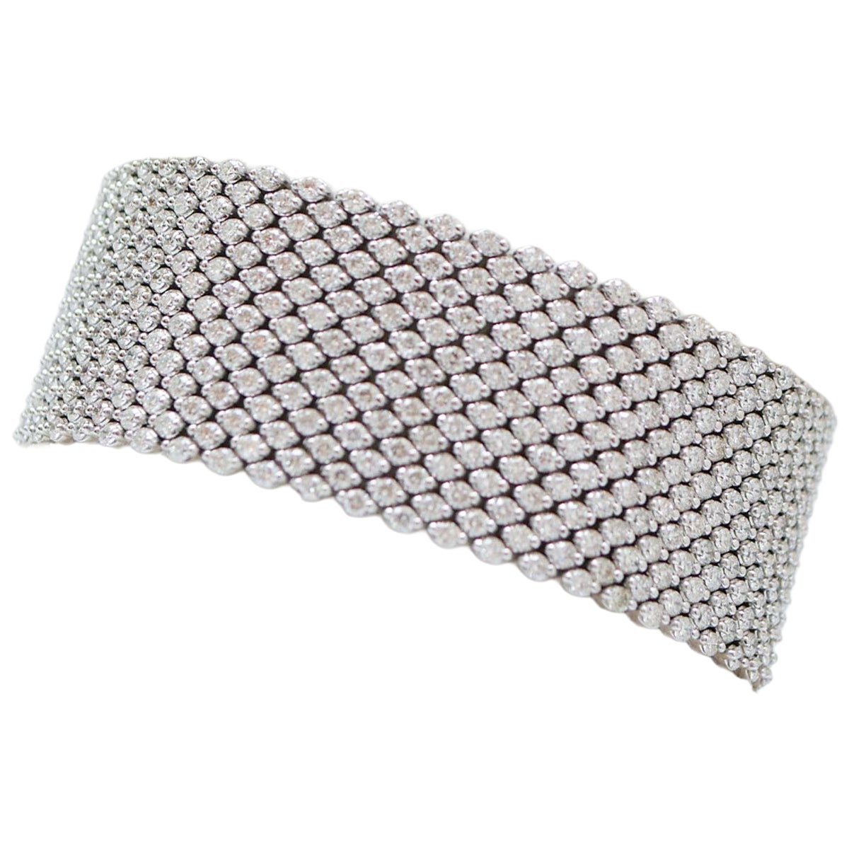 28, 61 Carats Diamonds, 18 Karat White Gold Modern Bracelet.