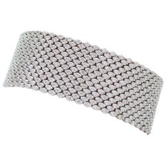 Bracciale moderno in oro bianco 18 carati con 28 e 61 carati di diamanti.