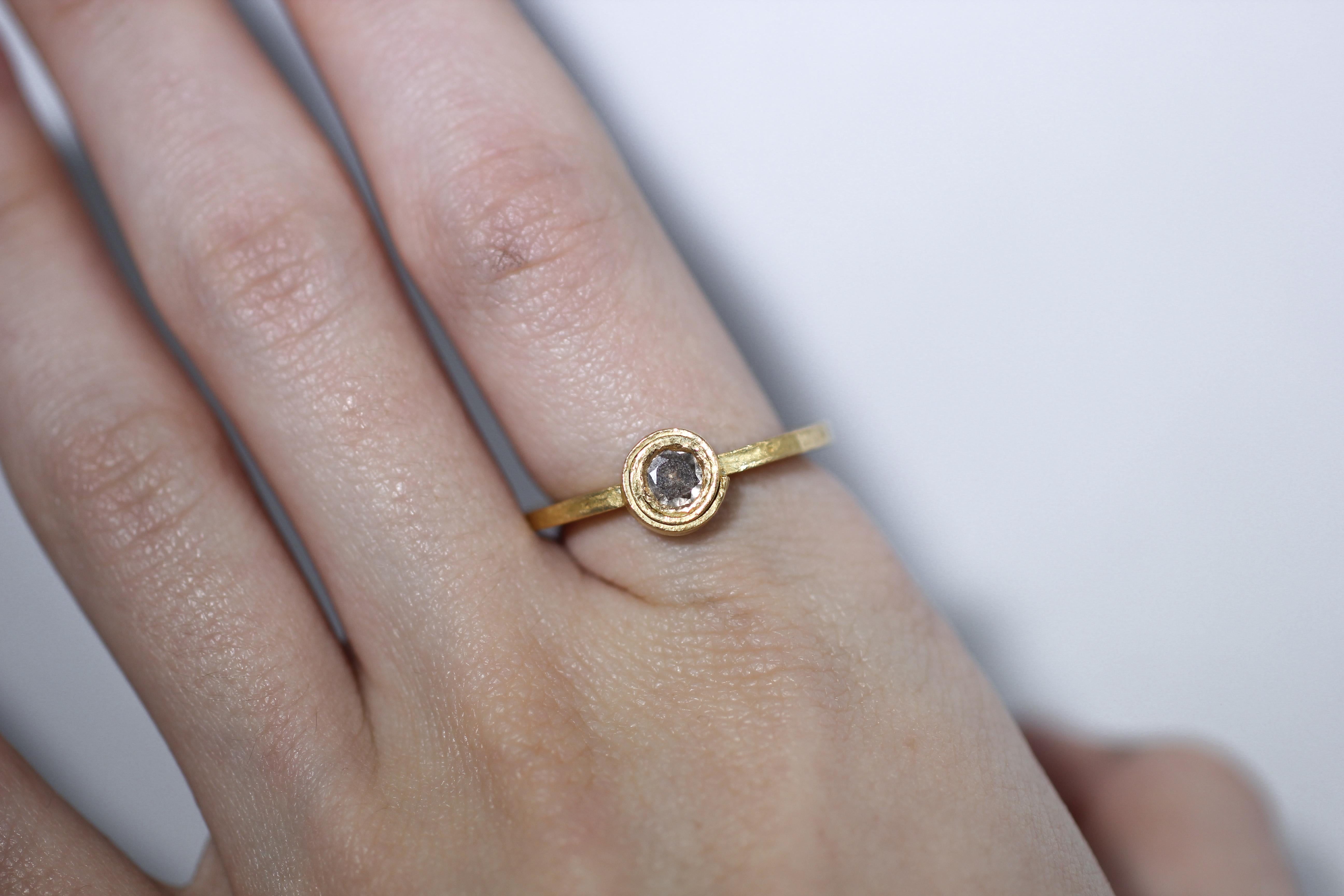 Bague de fiançailles de mariage empilable alternative en or 22 carats recyclé avec diamants de 0,28 carat en vente 2
