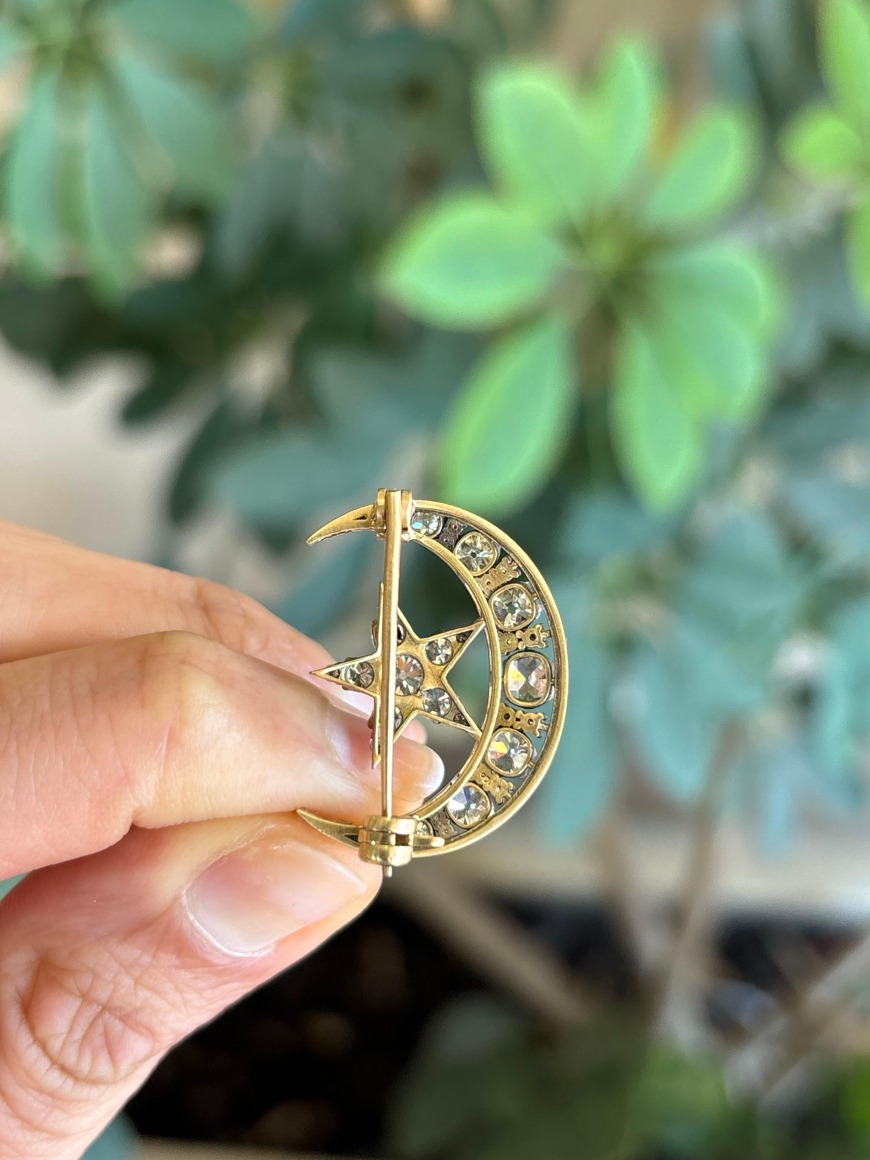 Precioso broche de oro de 18 quilates y diamante europeo talla antigua de 2,8 quilates de inspiración vintage y media luna, con acabado en oro mate mate. ¡El accesorio perfecto para cada ocasión!

Envíenos un mensaje para obtener más información.
