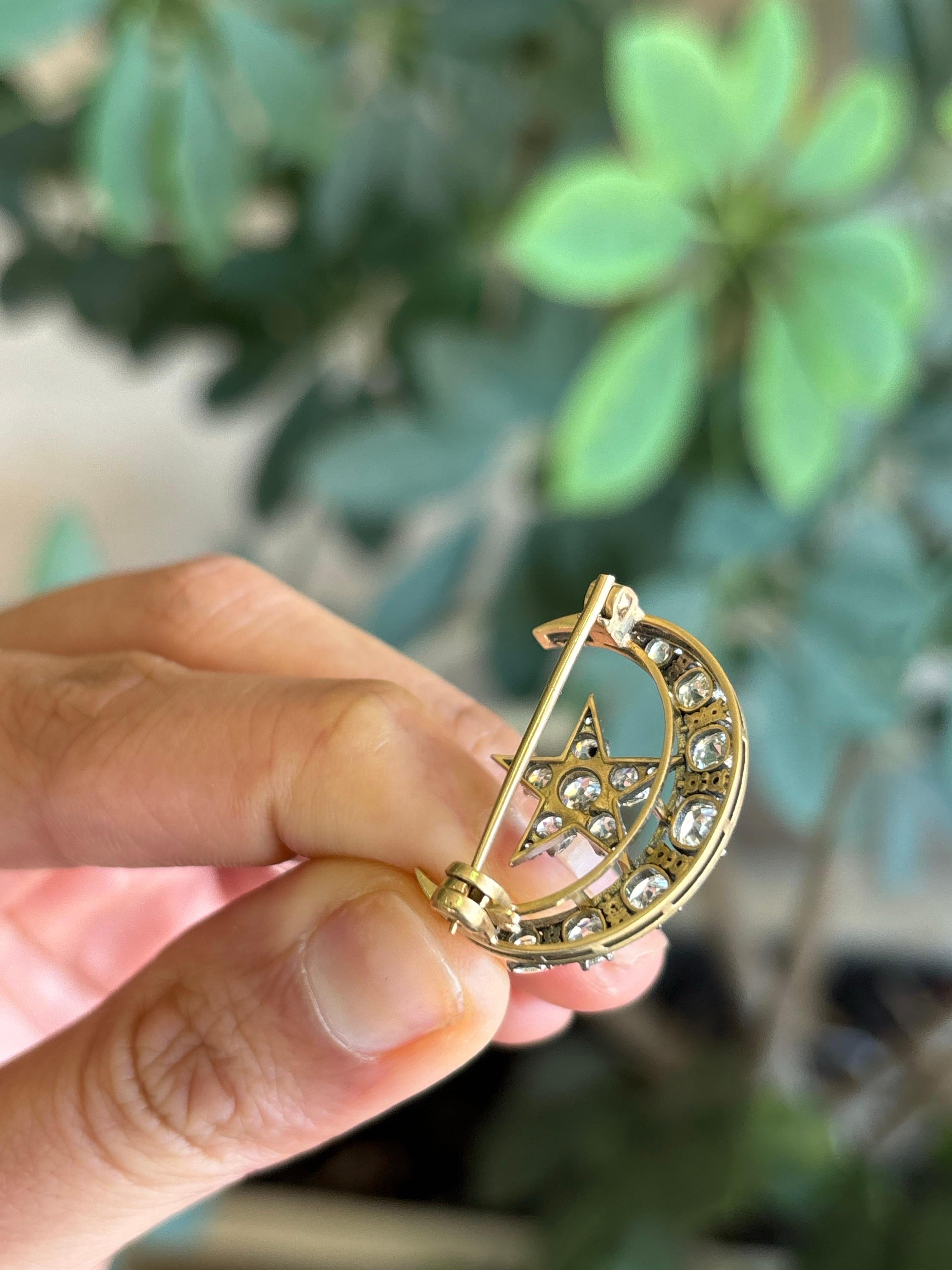 Alfiler broche de oro de 18 quilates en forma de luna con diamantes de 2,8 quilates Art Decó en venta