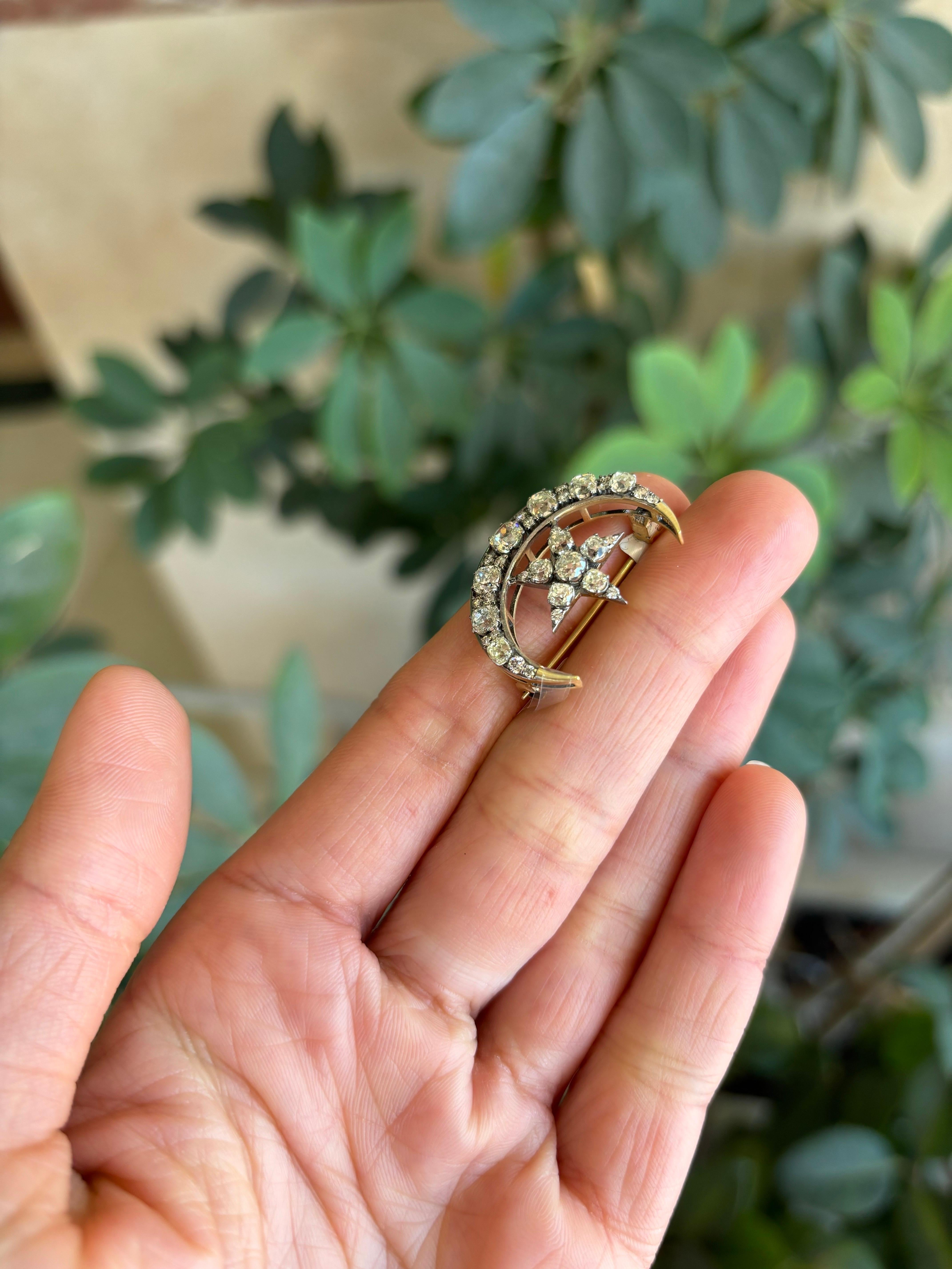 Alfiler broche de oro de 18 quilates en forma de luna con diamantes de 2,8 quilates en Nuevo estado para la venta en Bangkok, Thailand