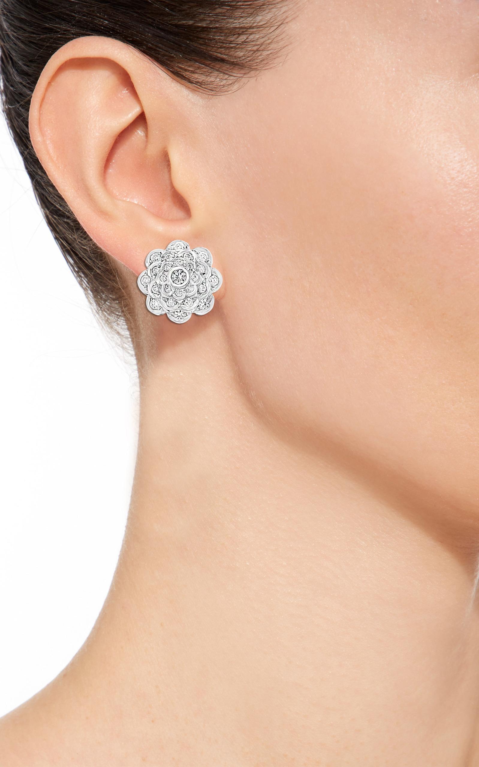 2.8 Carat Diamond VS Quality Flower/Cluster Earring 18 Karat White Gold In Excellent Condition For Sale In New York, NY