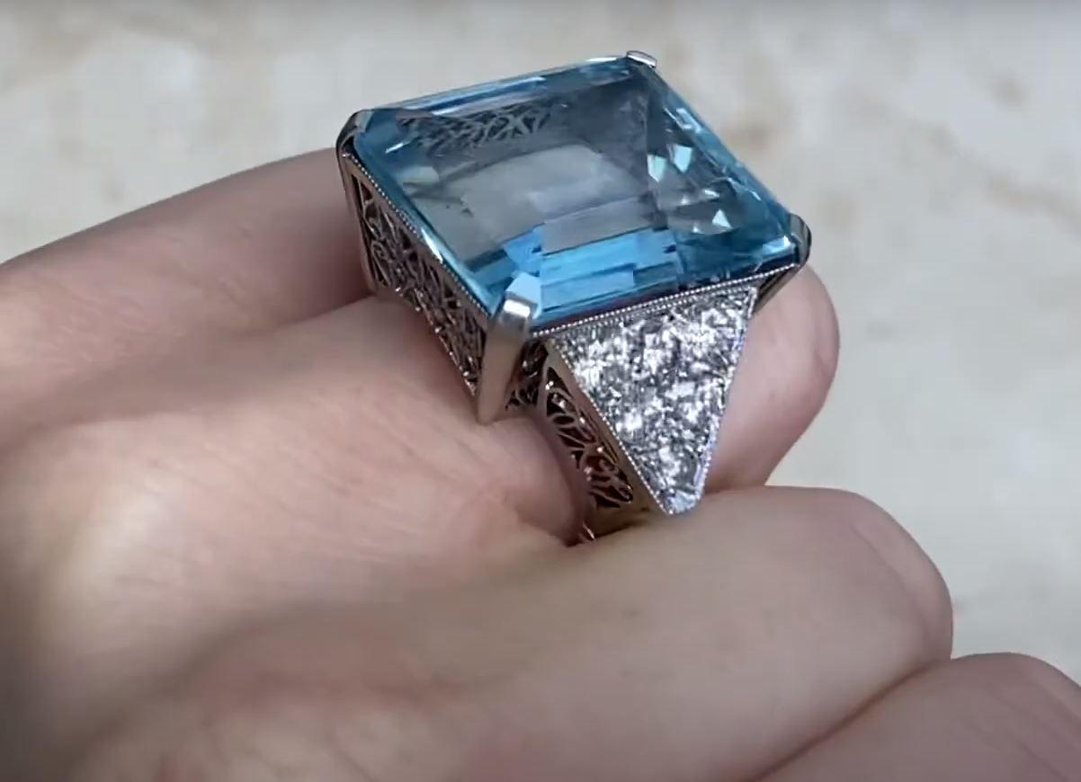 28 Carat Emerald-Cut Aquamarine Ring, Platinum In Excellent Condition For Sale In New York, NY