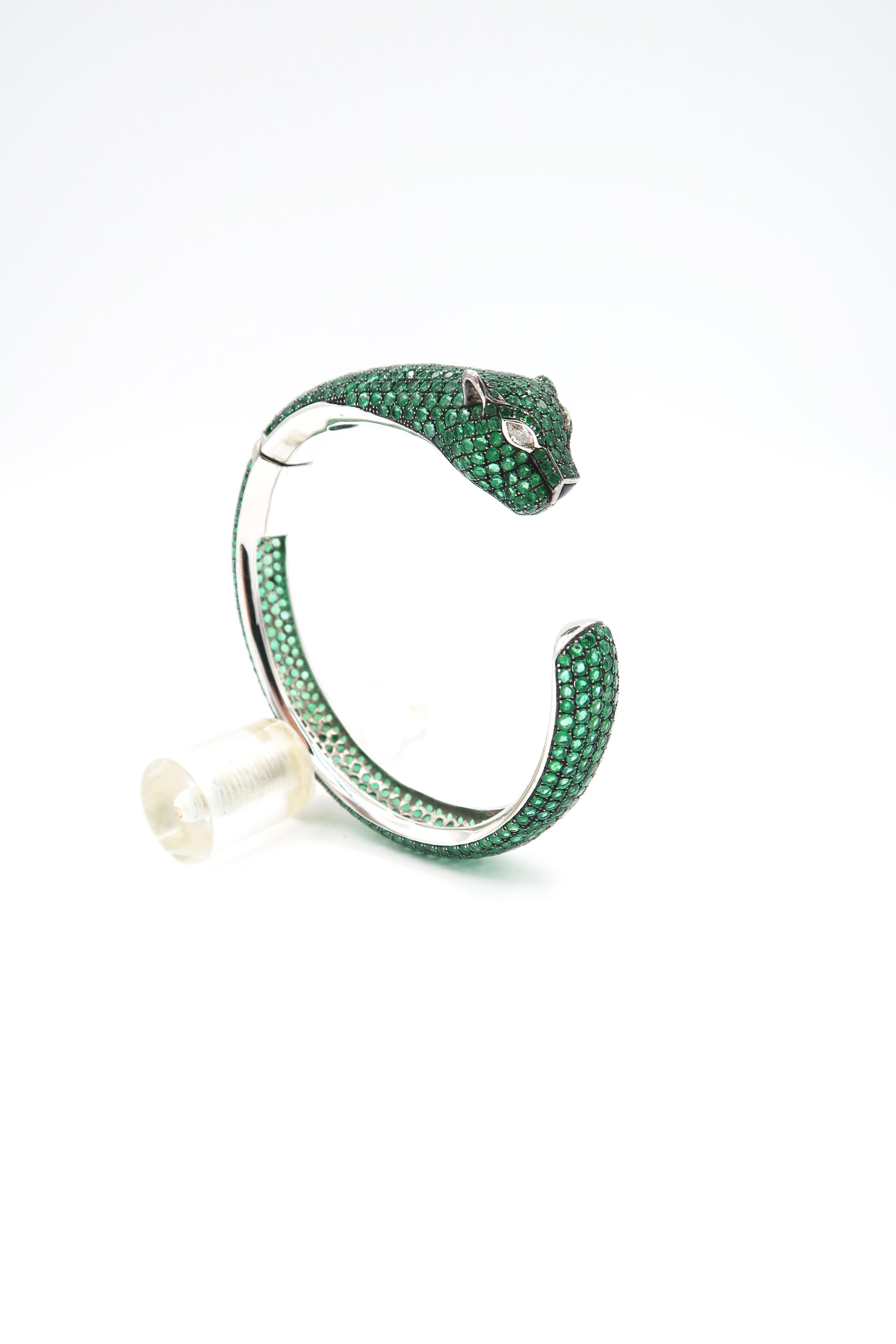 Emerald Panther Bangle in 18K White Gold with Diamond and Onyx

Gold: 18K White Gold 61.565g.
Diamond: 0.21ct.
Emerald: 28.01ct.
