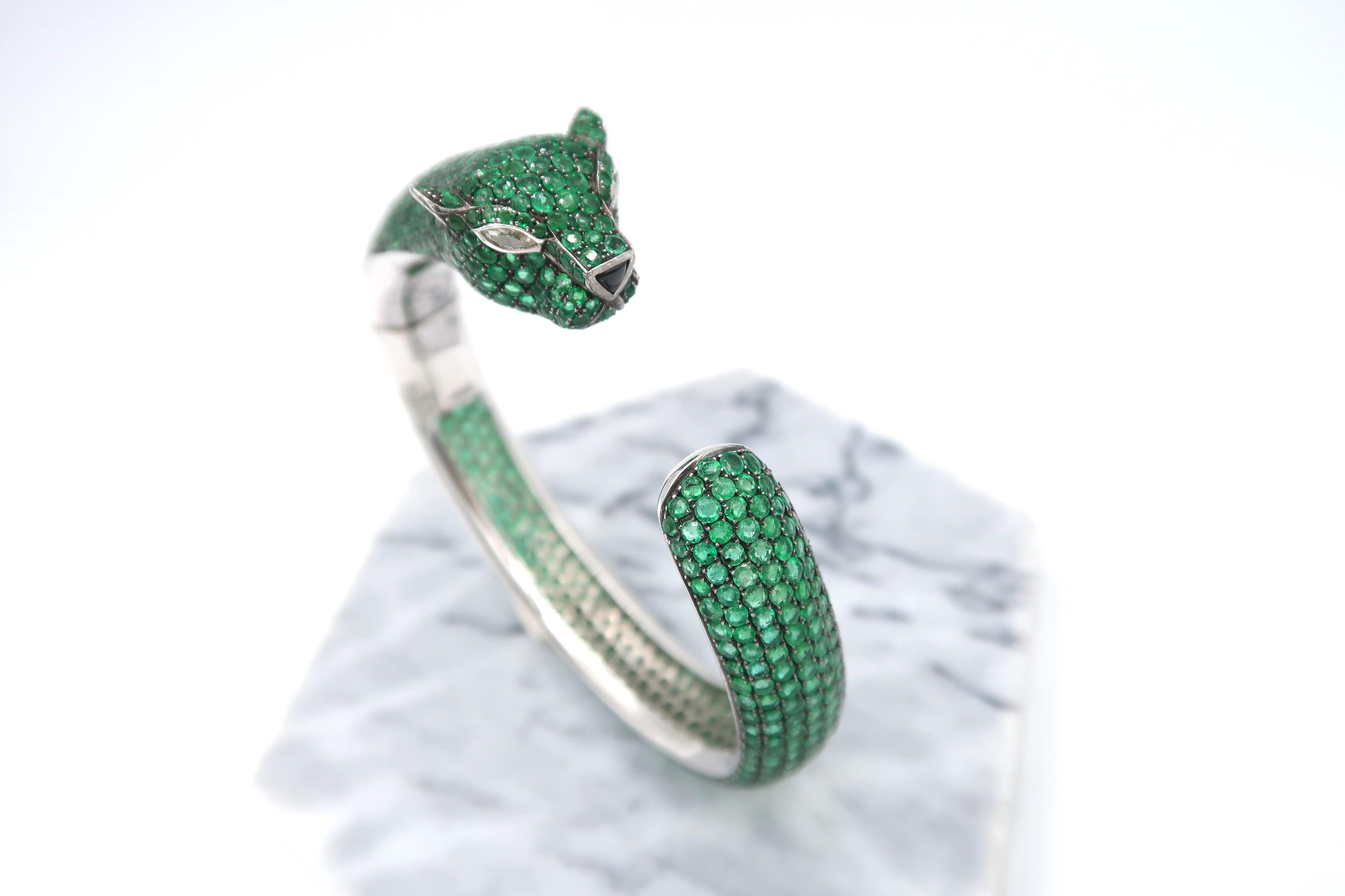 28 Carat Emerald Diamond Onyx Panther 18 Karat White Gold Bangle In New Condition For Sale In Bangkok, TH