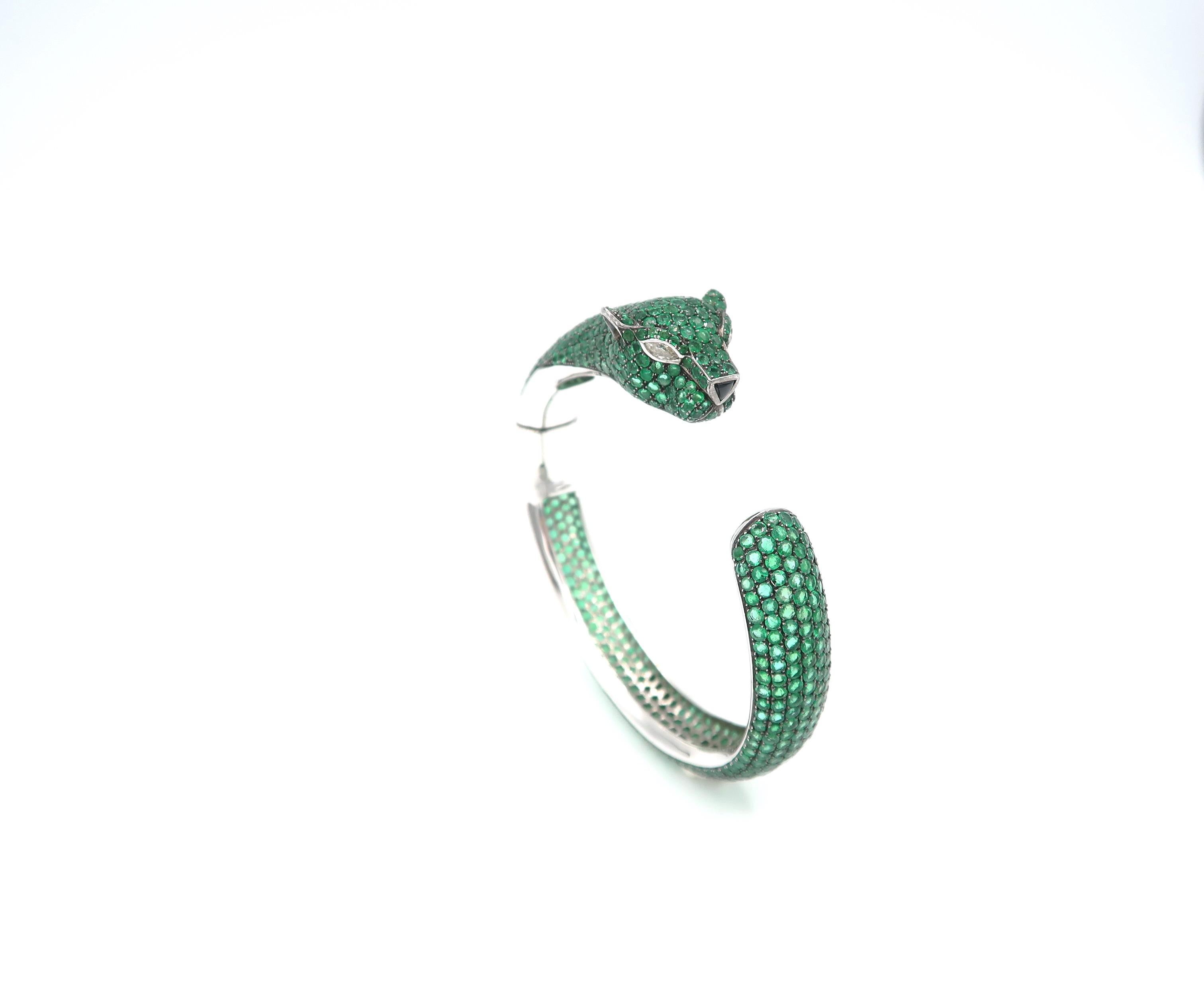 Women's or Men's 28 Carat Emerald Diamond Onyx Panther 18 Karat White Gold Bangle For Sale