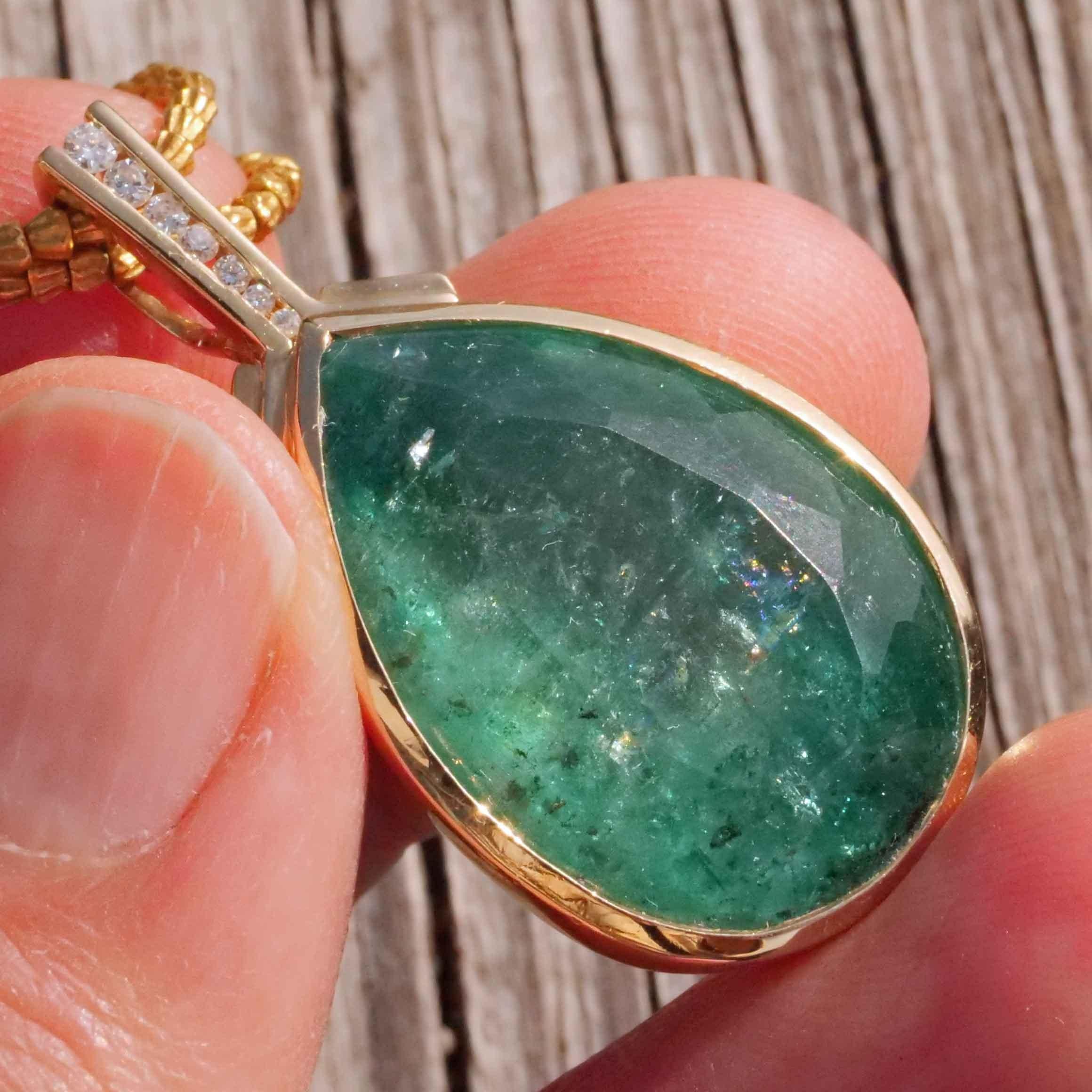 28 Carat Emerald Drop Brilliante Pendentif magnifique eye catching Seize 39x20 mm en vente 4