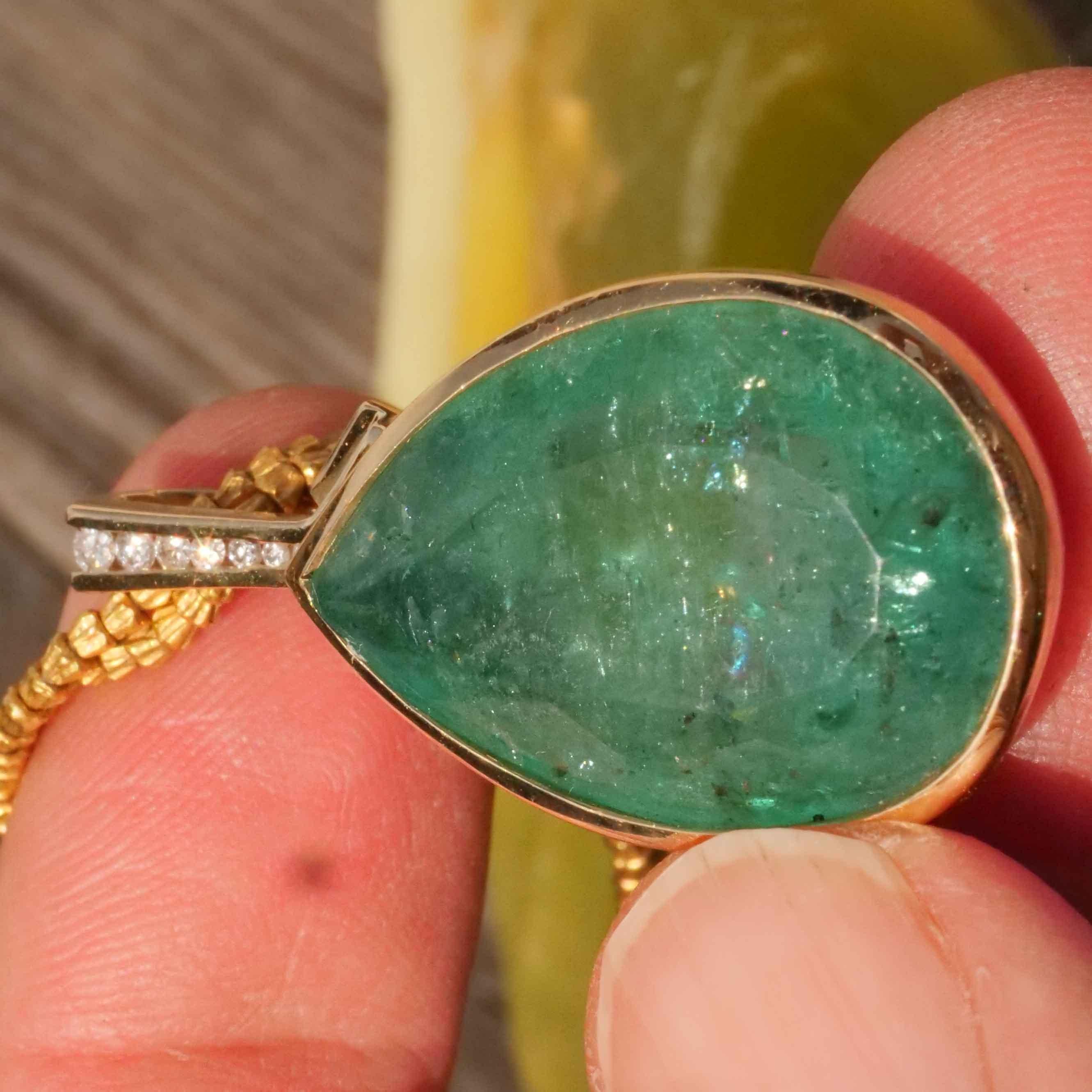 28 Carat Emerald Drop Brilliante Pendentif magnifique eye catching Seize 39x20 mm en vente 5